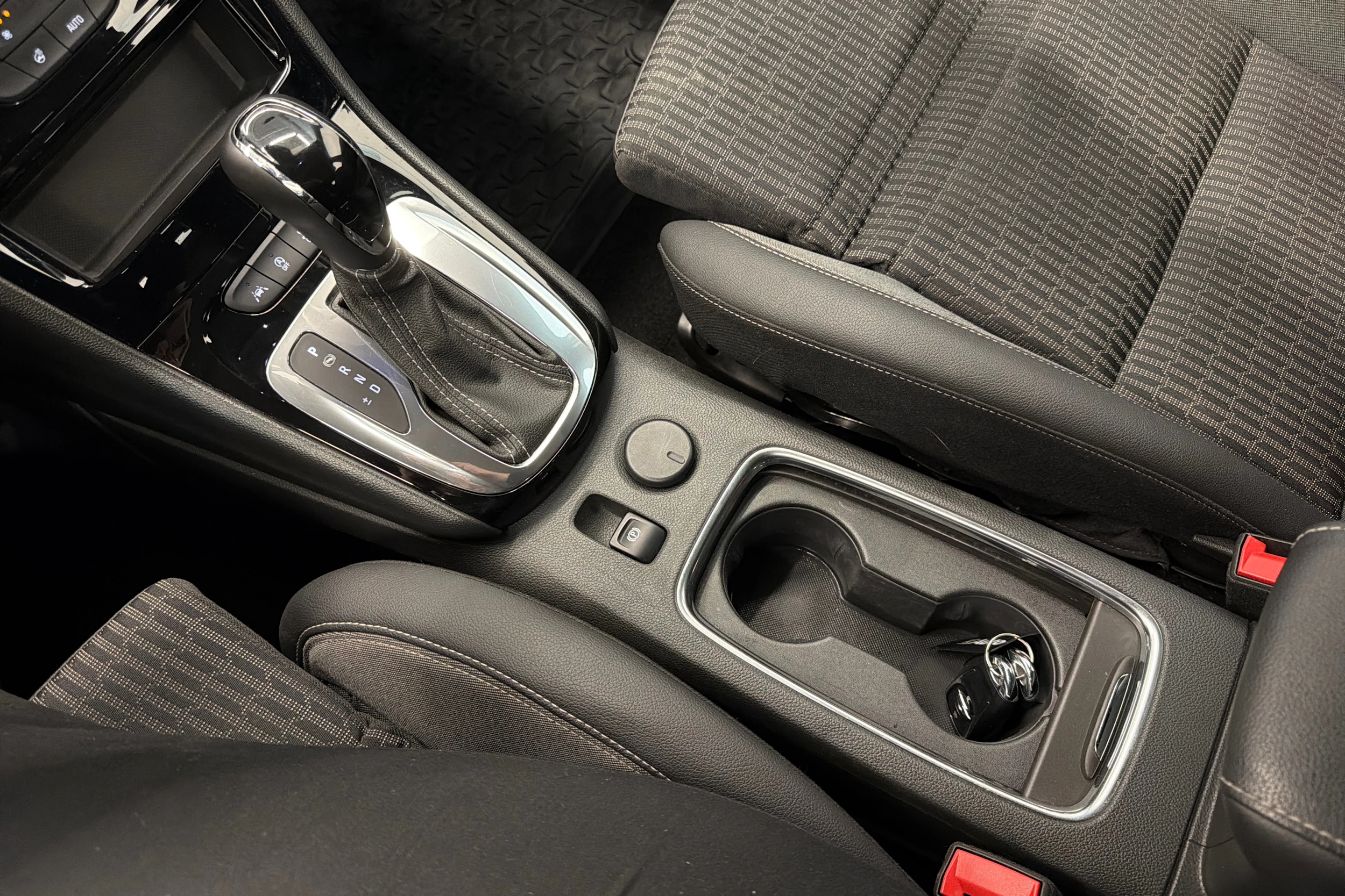 valkoinen Opel Astra 2021 kuva 19.