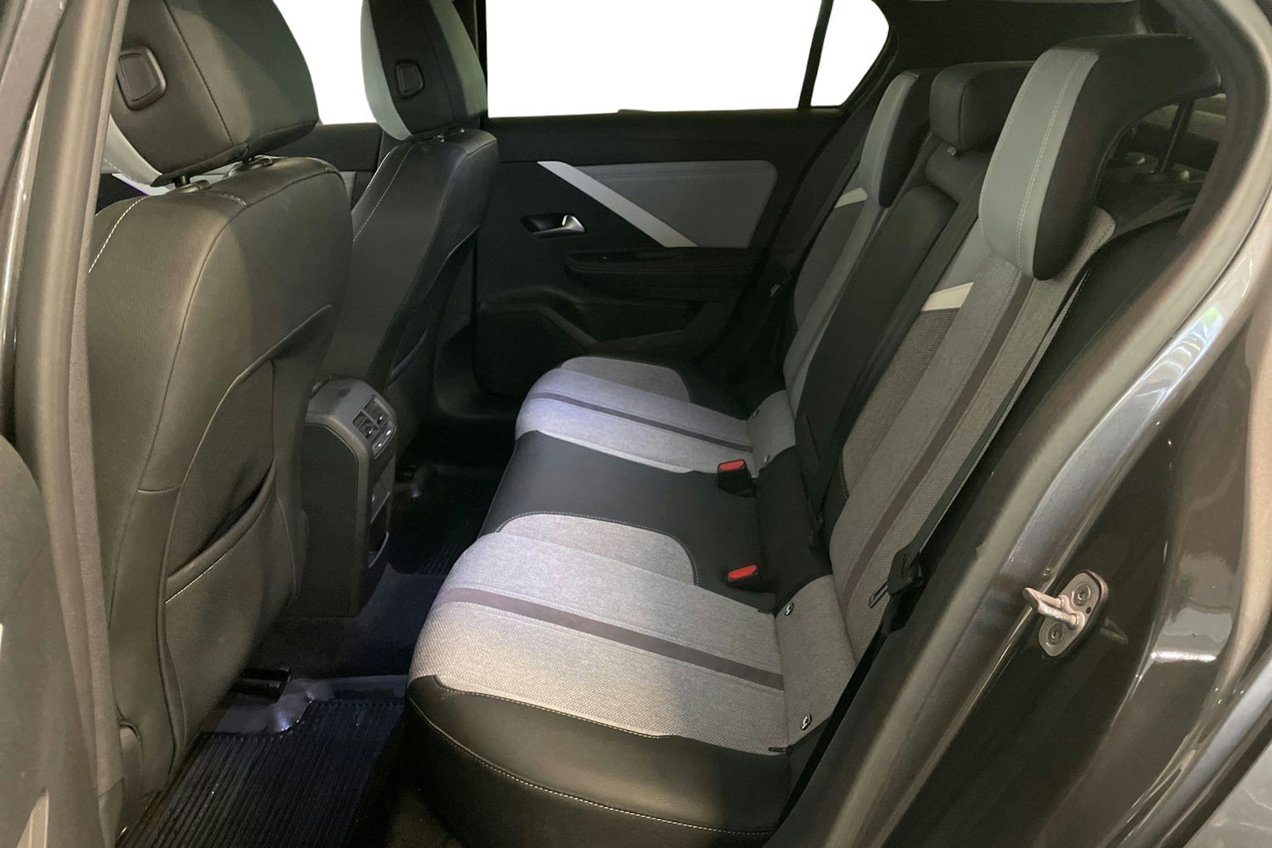 harmaa Opel Astra 2022 kuva 10.