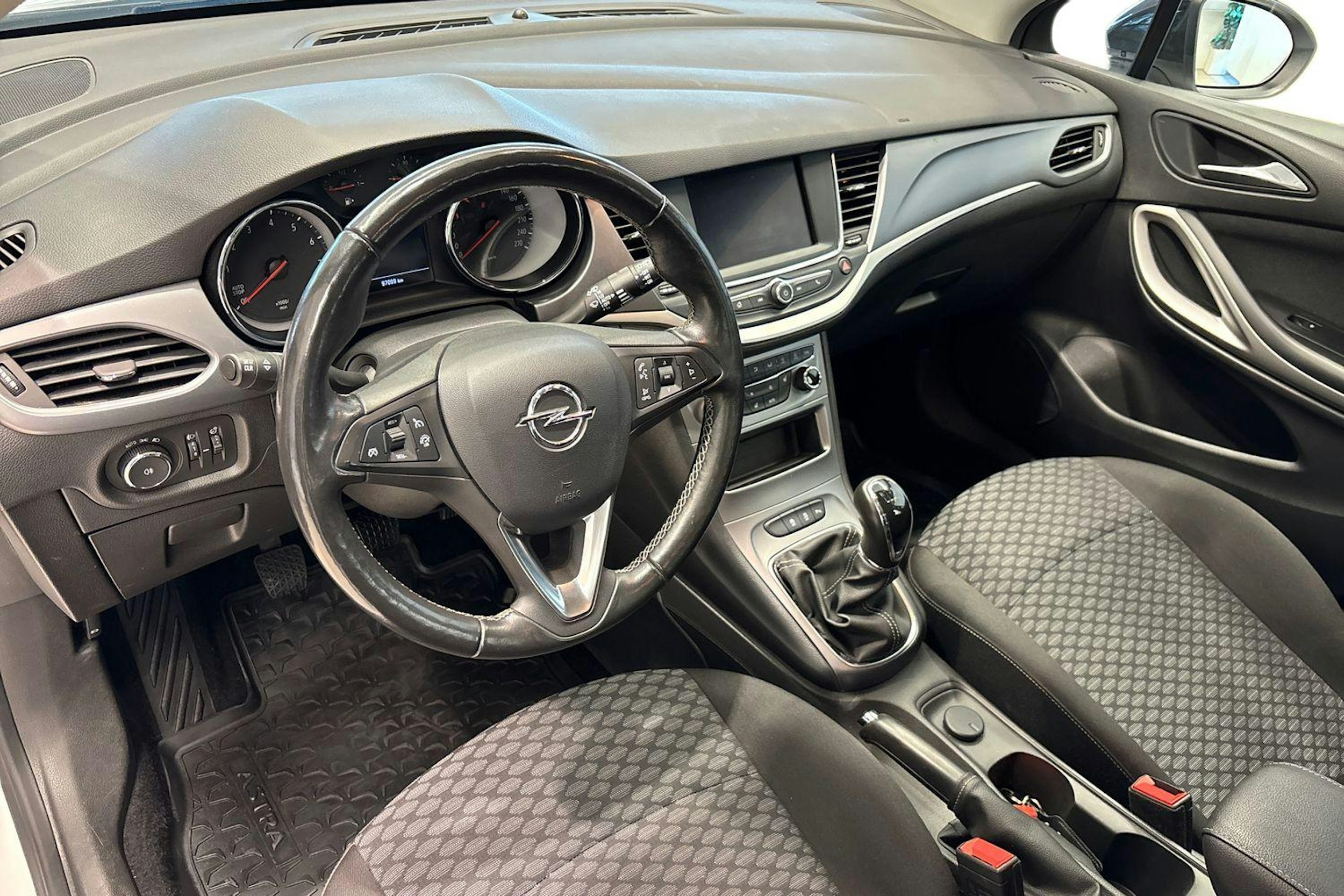 Valkoinen Opel Astra 2022 kuva 7.
