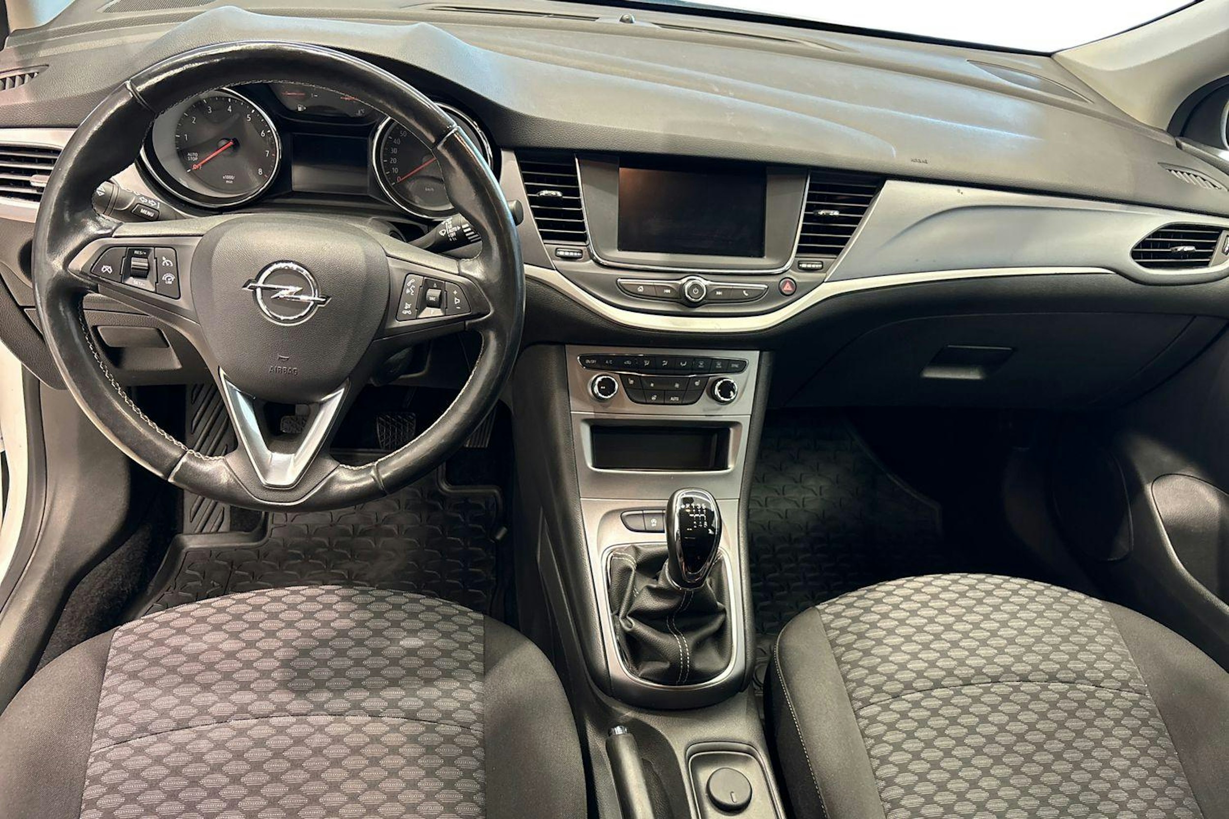 Valkoinen Opel Astra 2022 kuva 9.