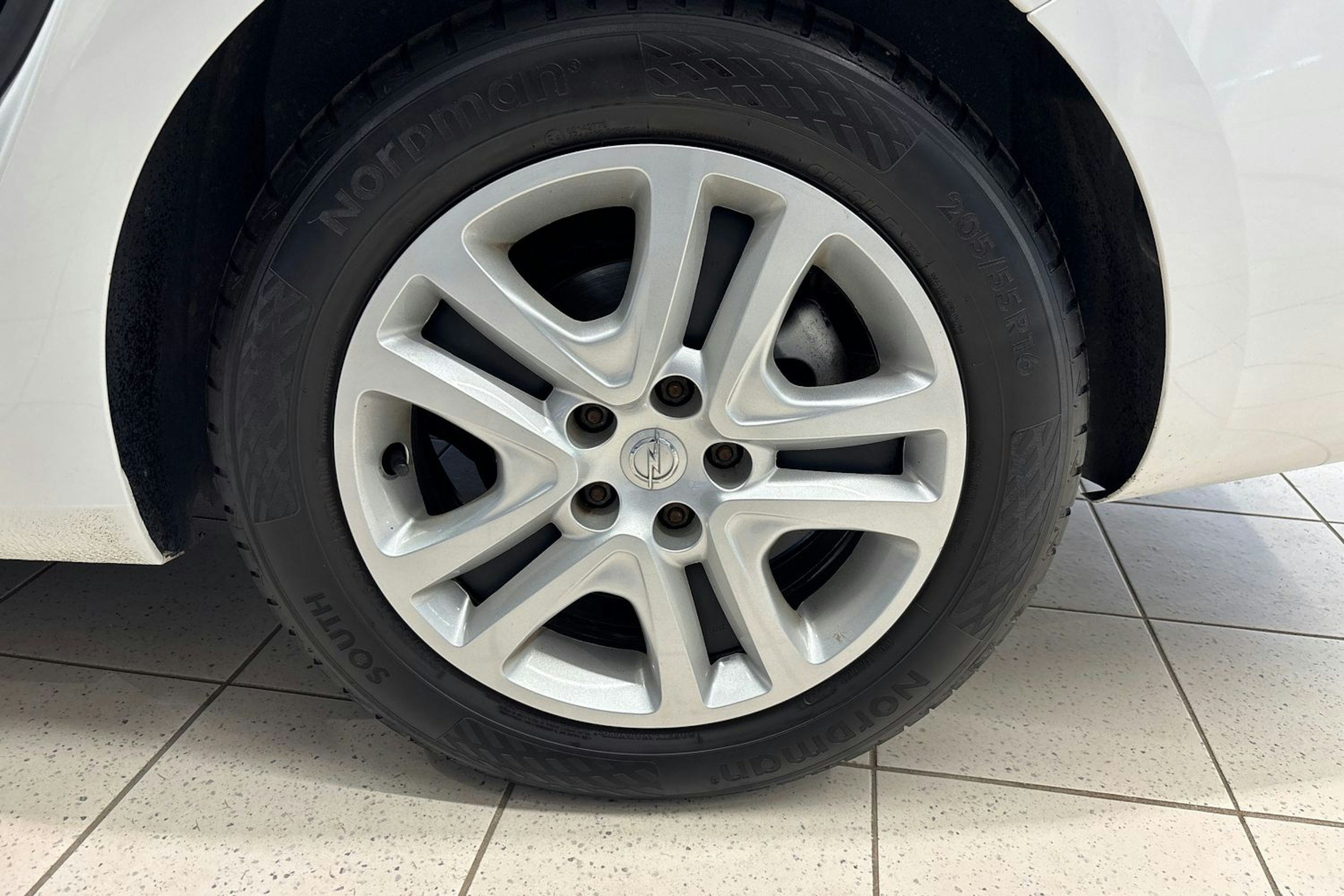 Valkoinen Opel Astra 2022 kuva 11.