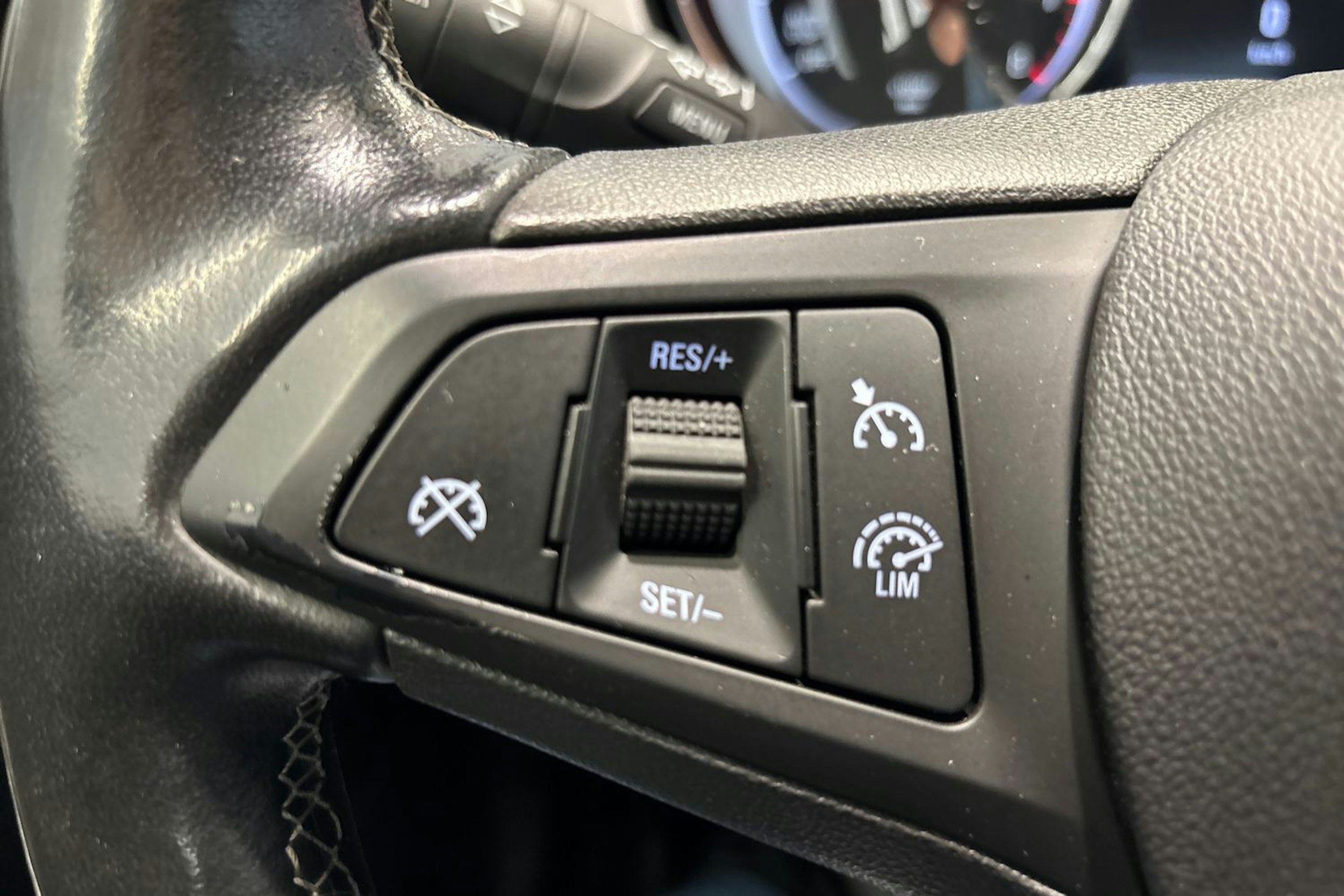 Valkoinen Opel Astra 2022 kuva 18.