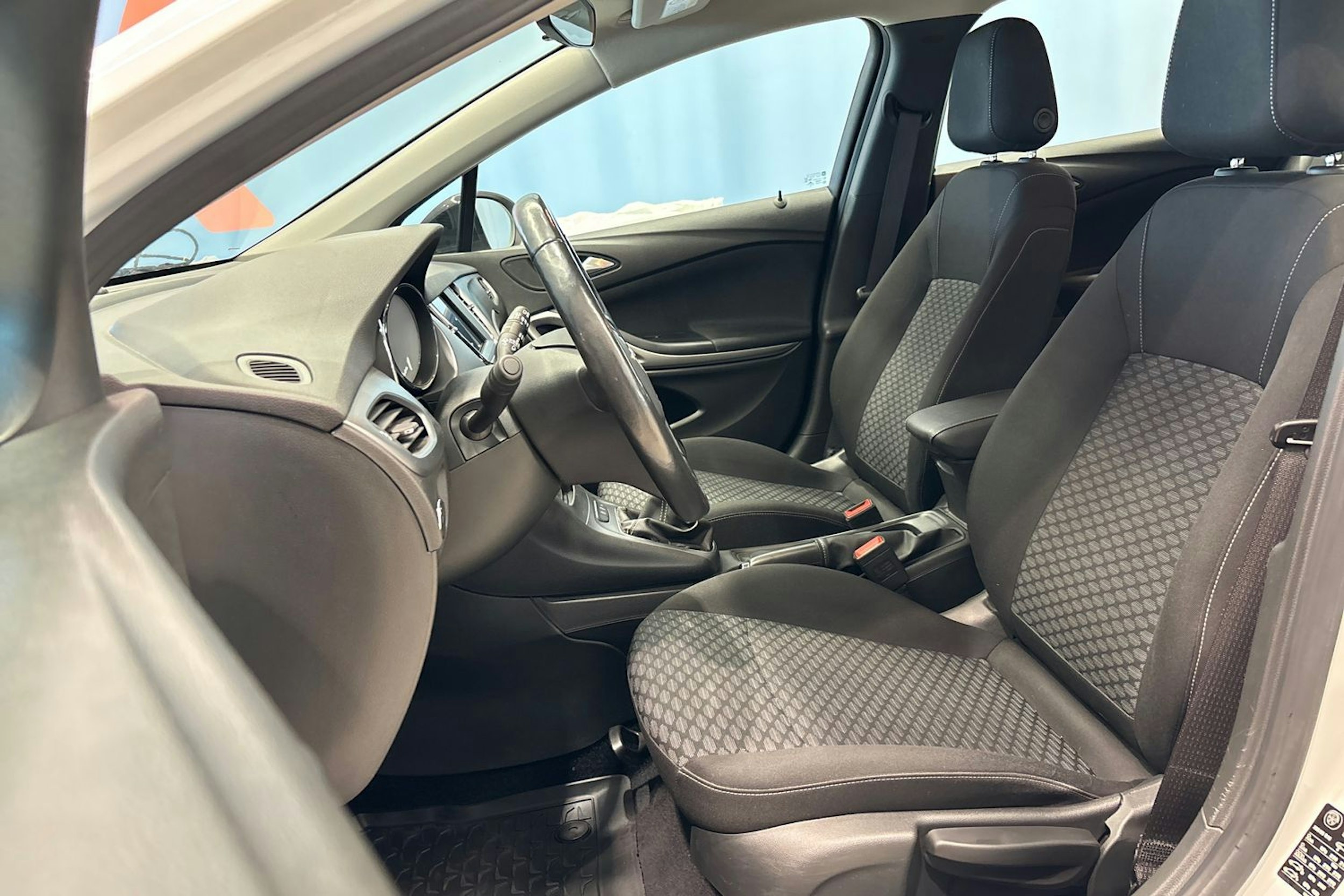Valkoinen Opel Astra 2022 kuva 26.