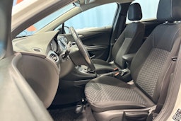 Valkoinen Opel Astra 2022 kuva 26.