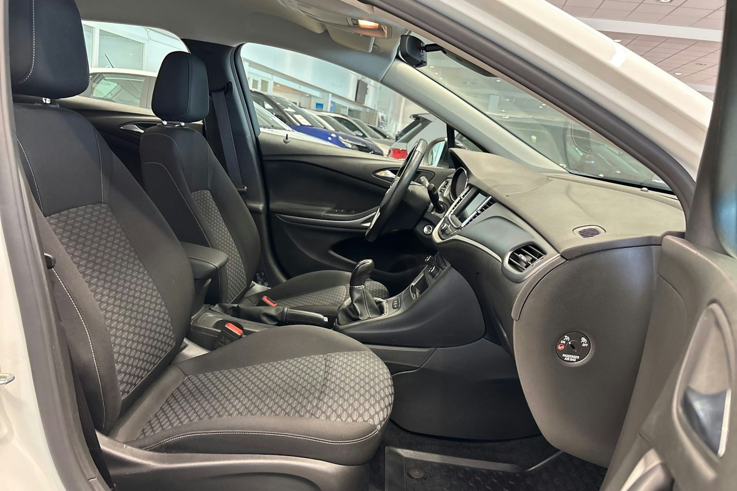 Valkoinen Opel Astra 2022 kuva 27.