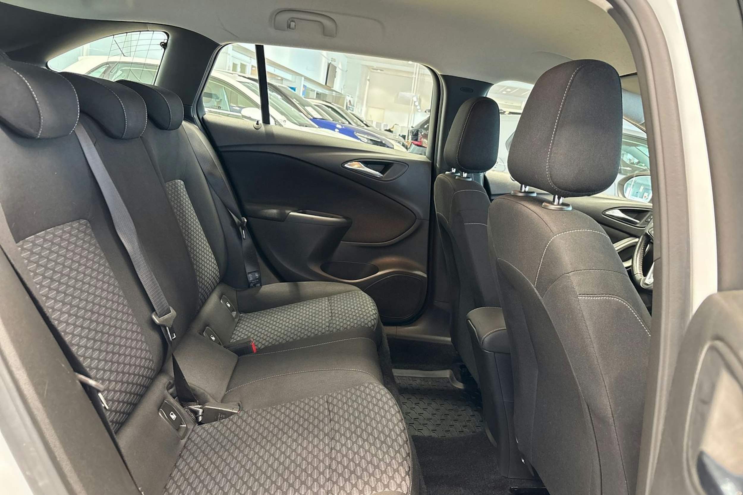 Valkoinen Opel Astra 2022 kuva 28.