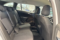 Valkoinen Opel Astra 2022 kuva 28.