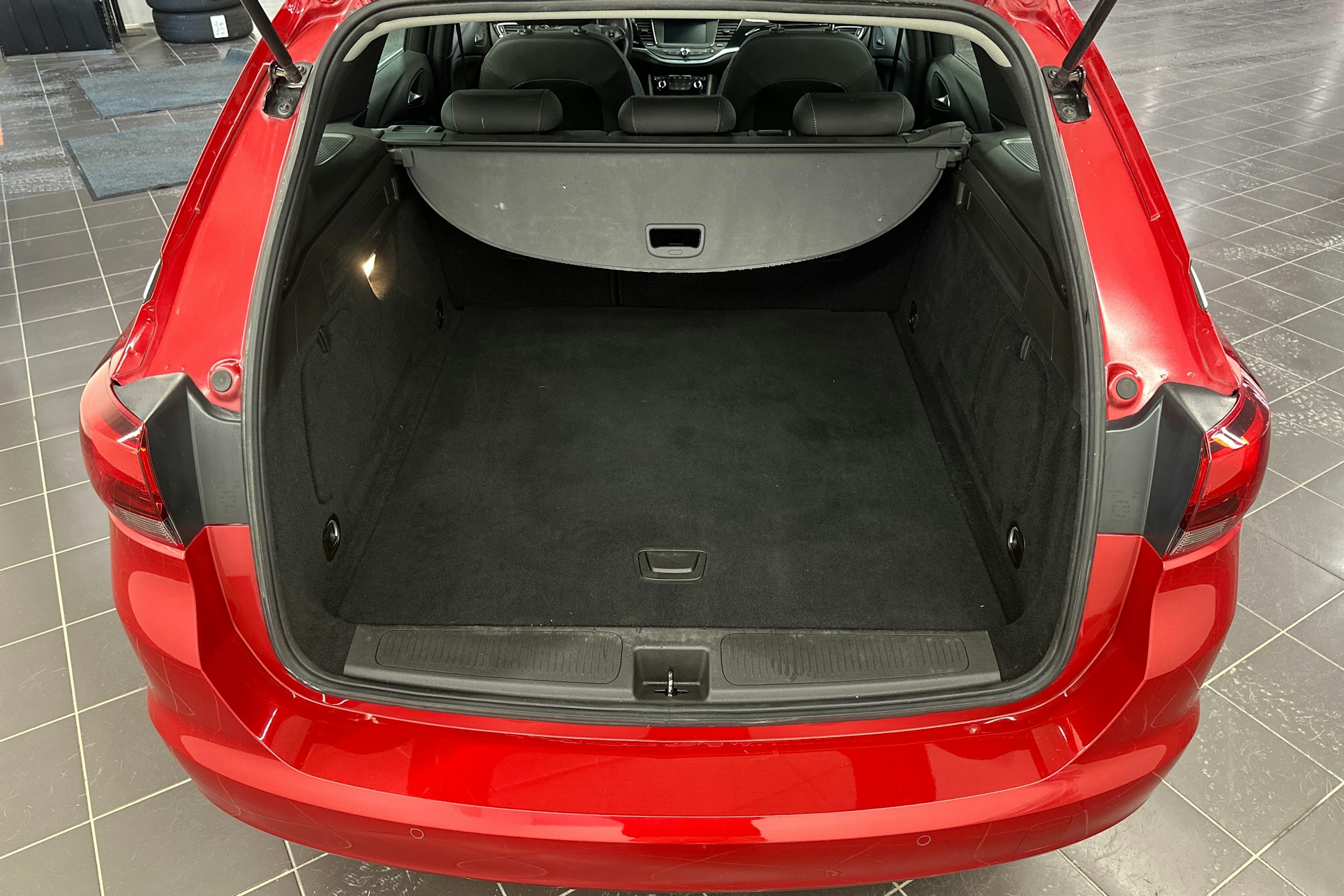 Punainen Opel ASTRA 2022 kuva 20.