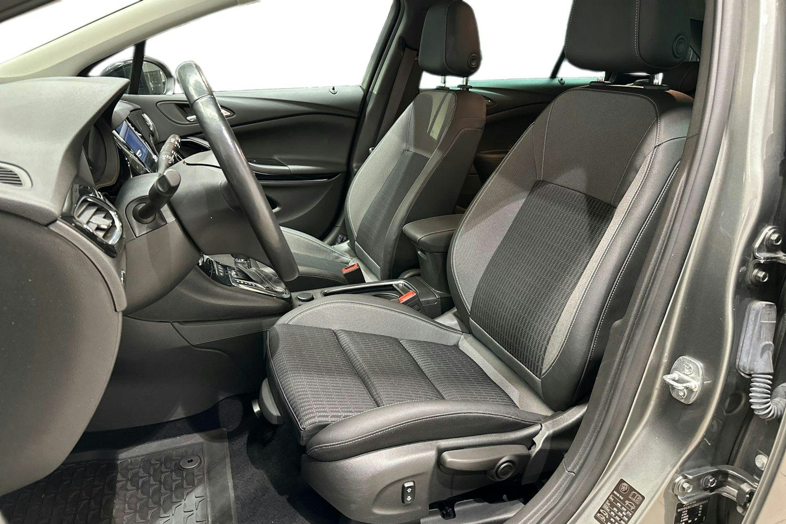 harmaa Opel Astra 2022 kuva 11.