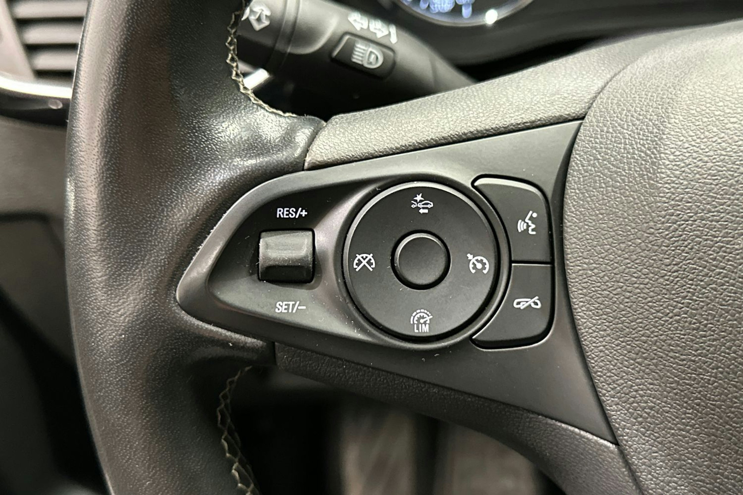 harmaa Opel Astra 2022 kuva 15.