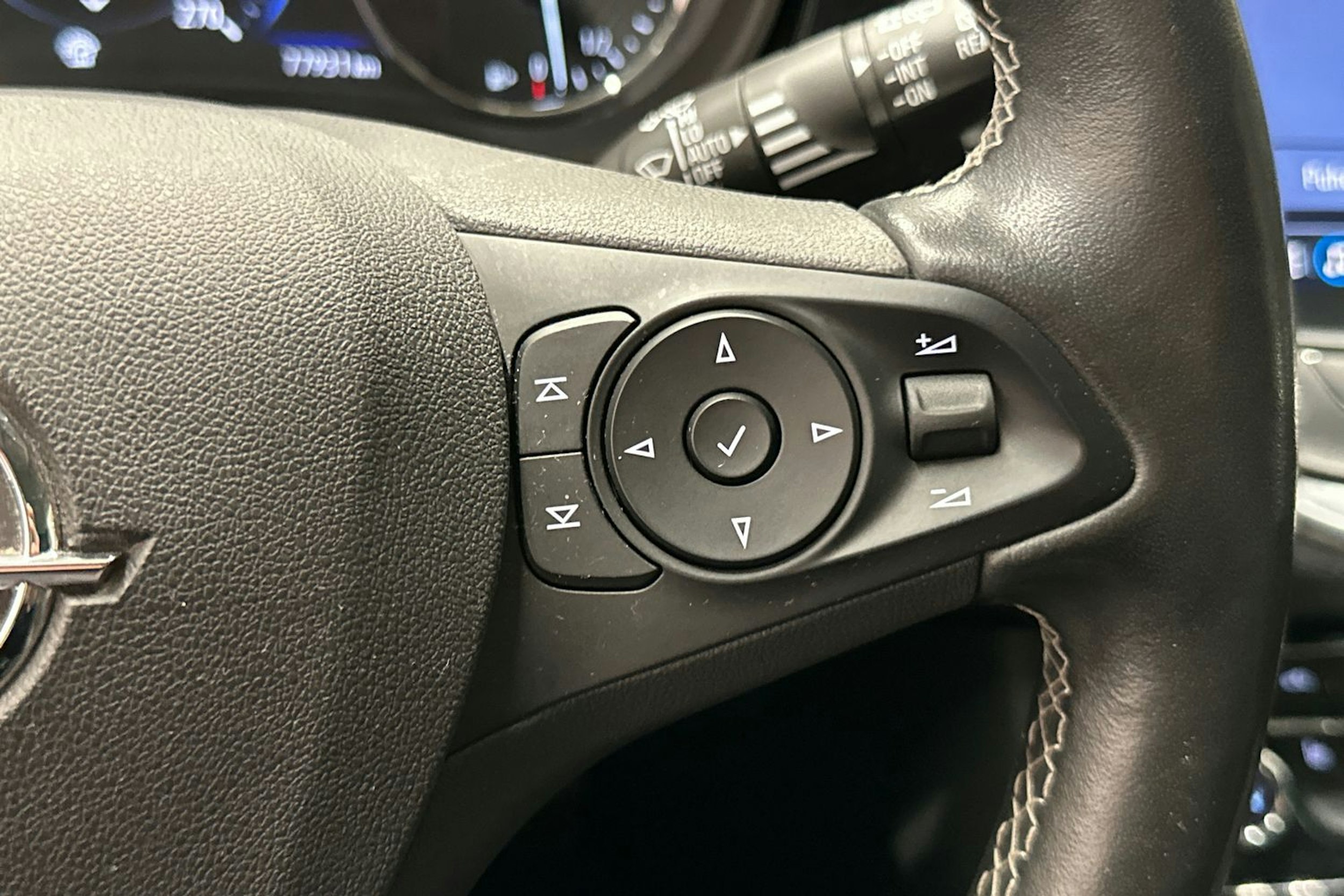 harmaa Opel Astra 2022 kuva 16.