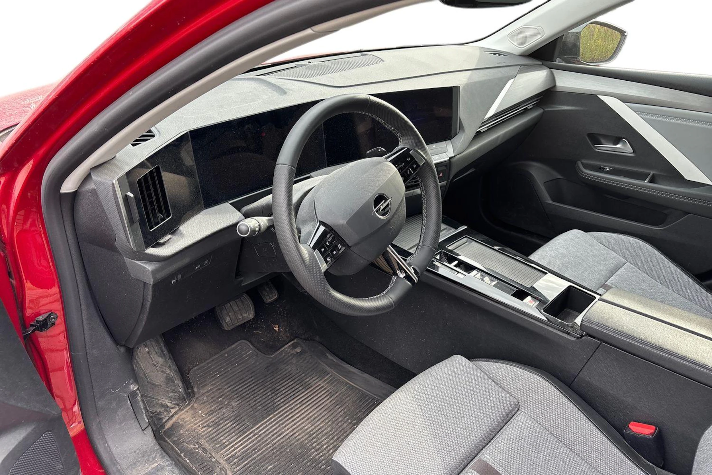 punainen Opel Astra 2023 kuva 3.