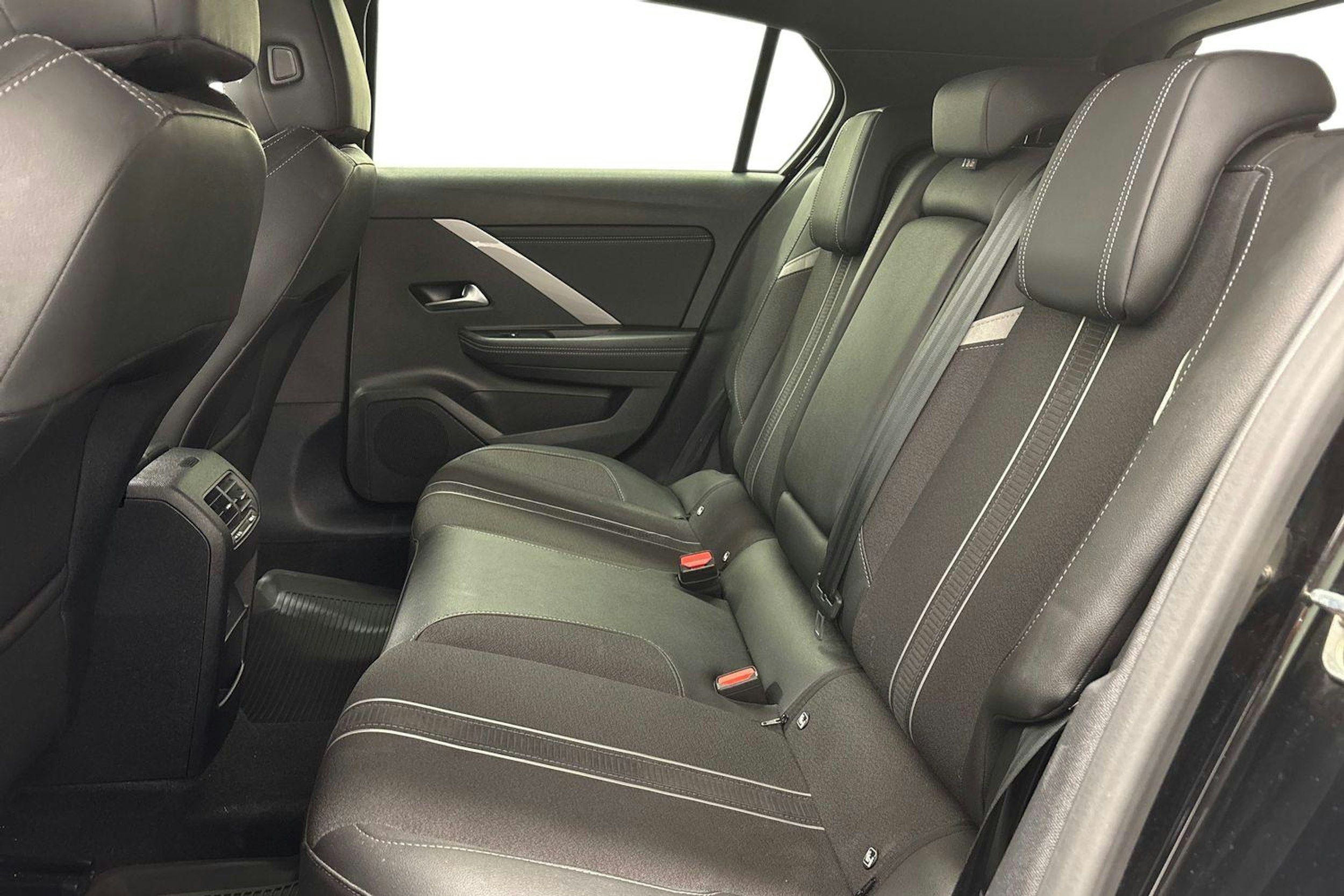 musta Opel Astra 2023 kuva 10.