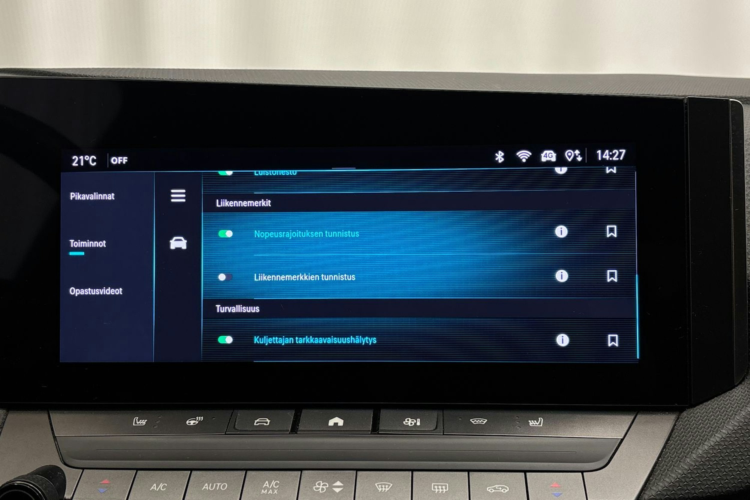 musta Opel Astra 2023 kuva 22.