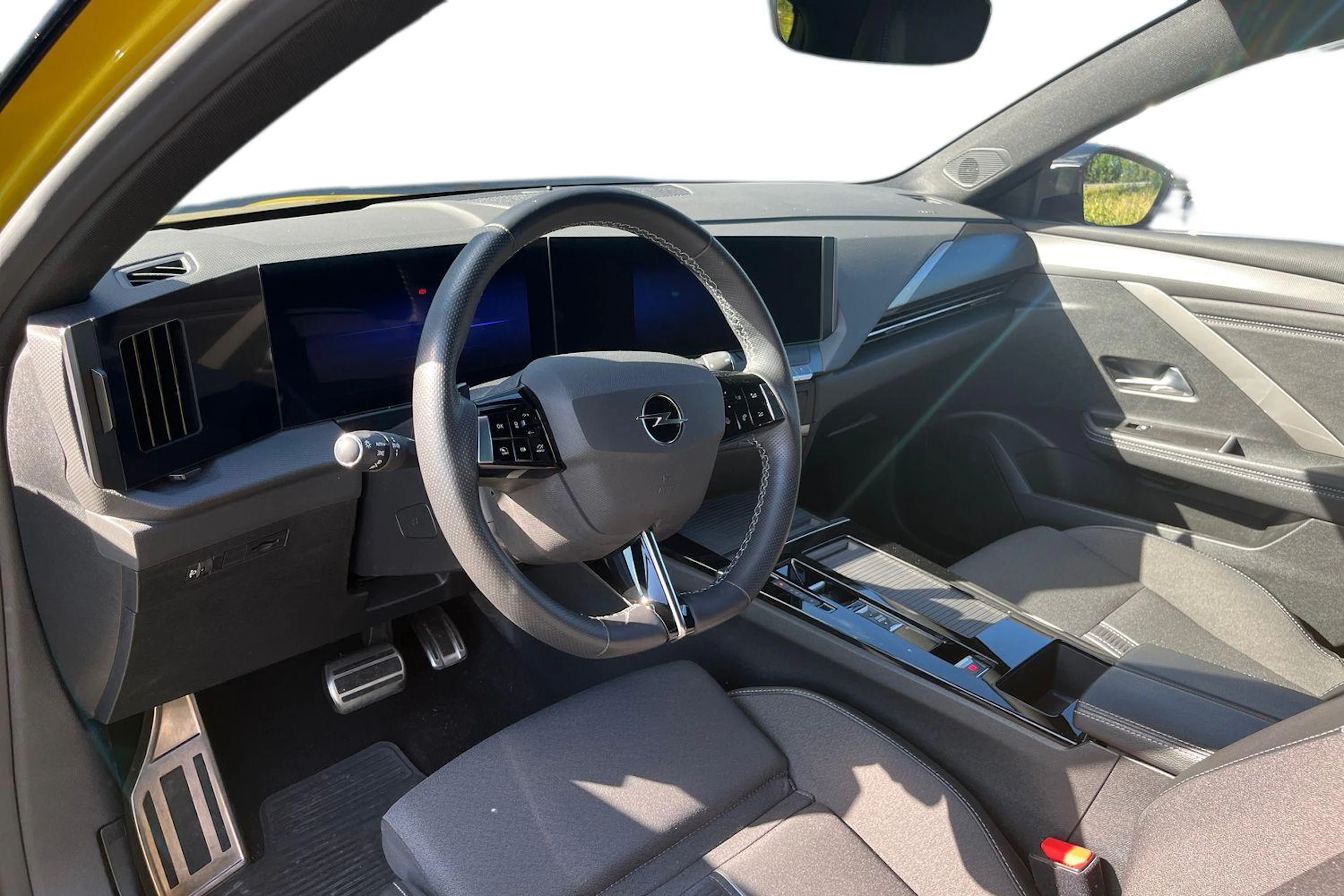 keltainen Opel Astra 2023 kuva 3.