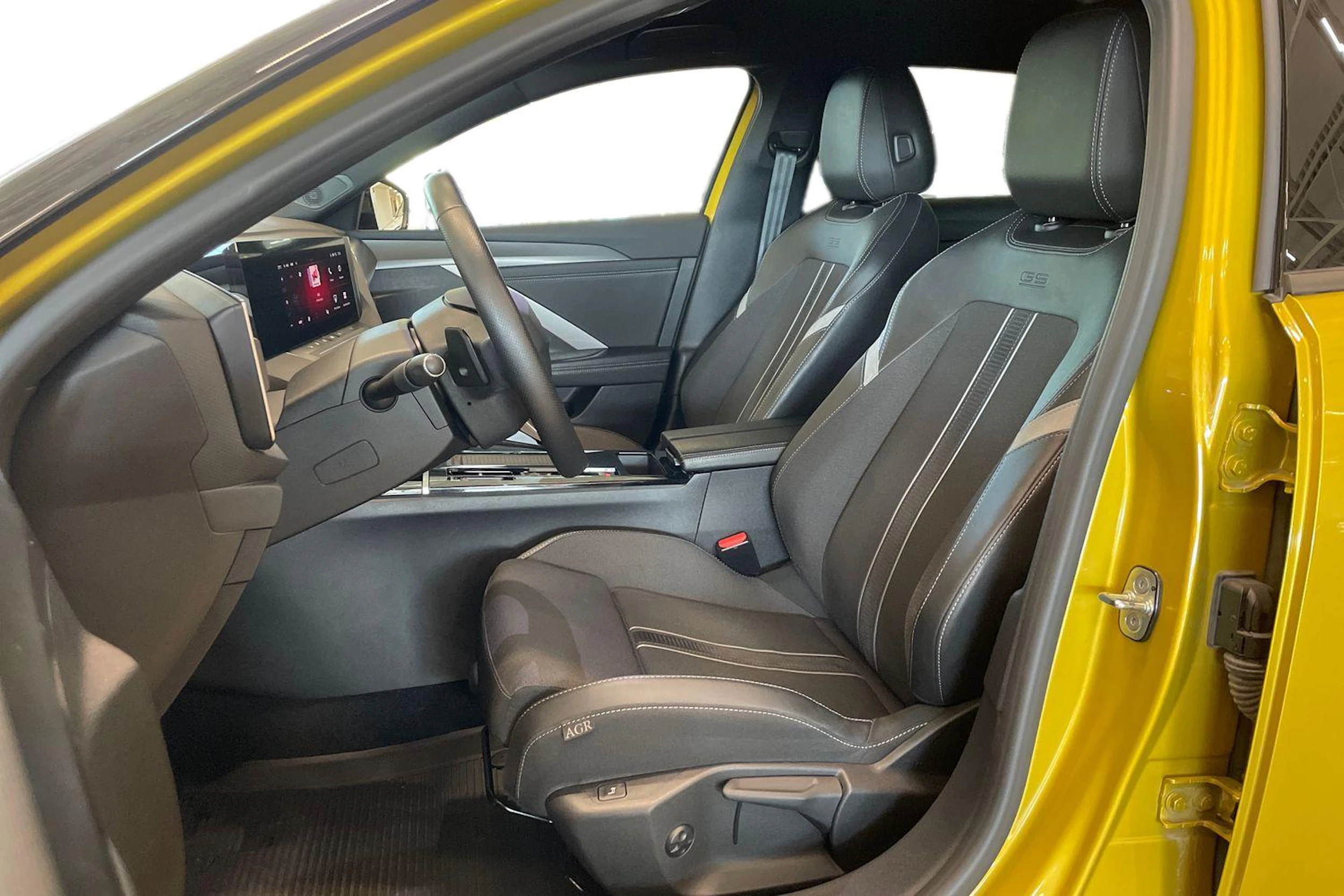 keltainen Opel Astra 2023 kuva 6.