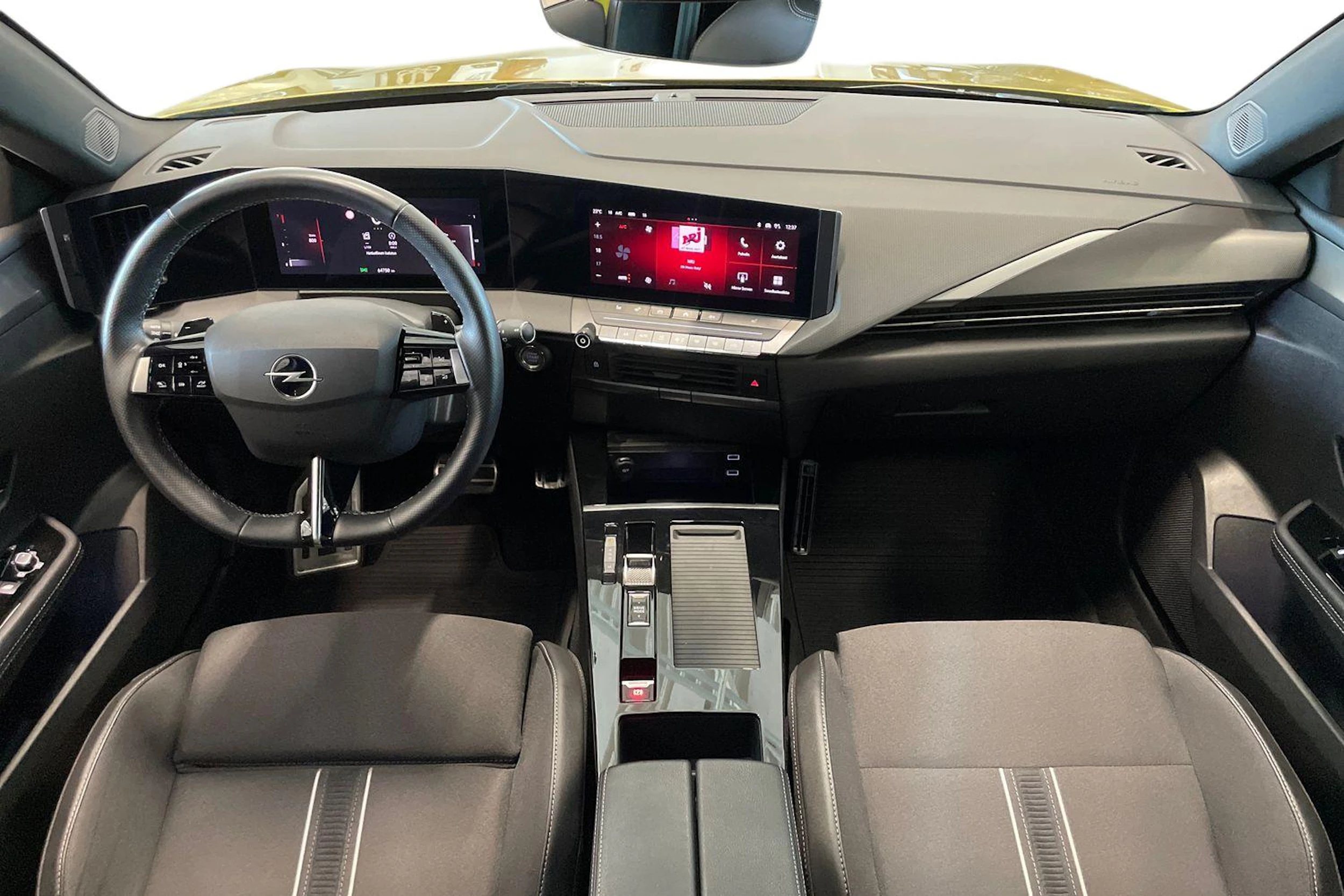 keltainen Opel Astra 2023 kuva 7.