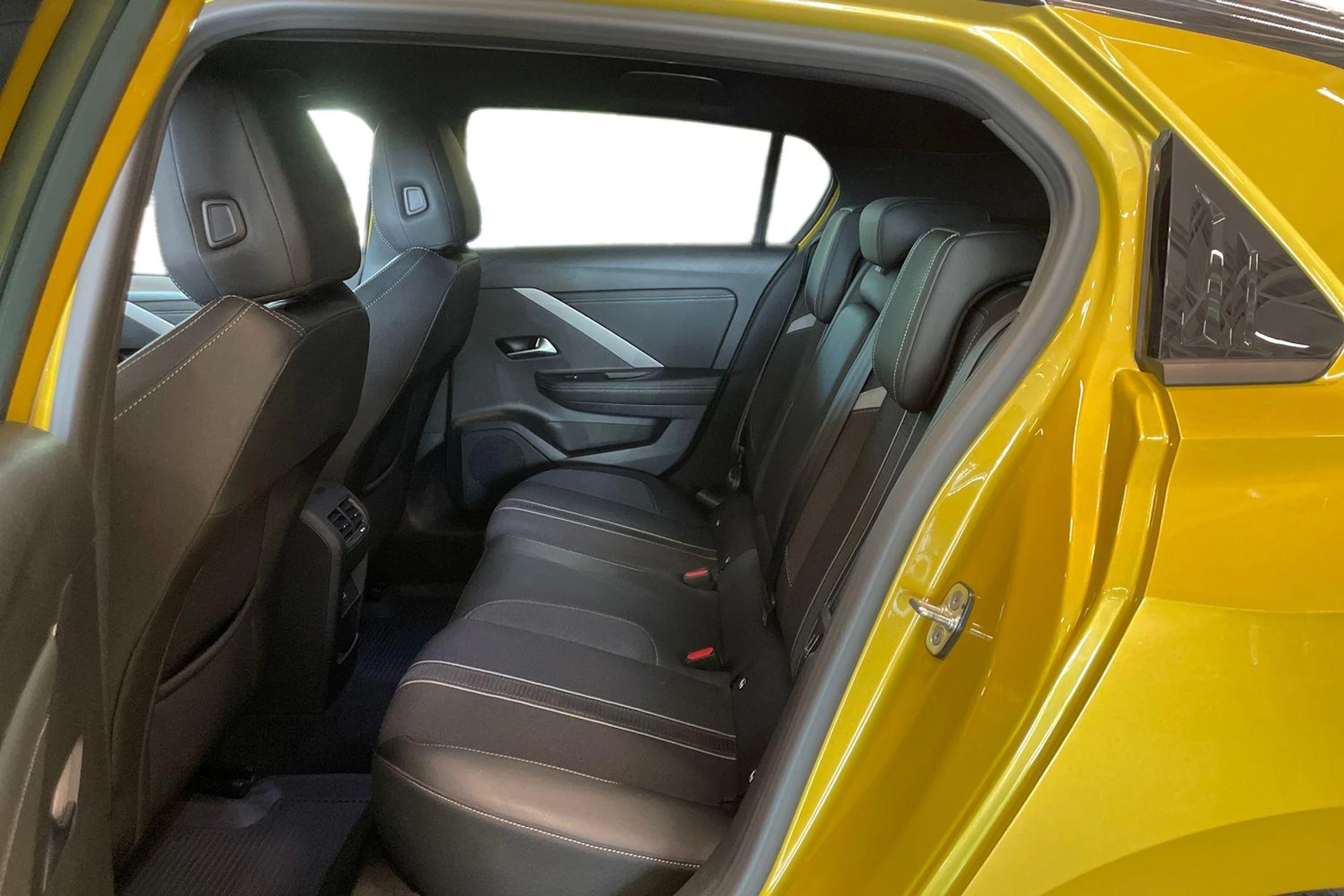 keltainen Opel Astra 2023 kuva 8.