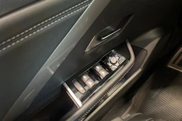keltainen Opel Astra 2023 kuva 16.
