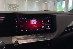 keltainen Opel Astra 2023 kuva 17.