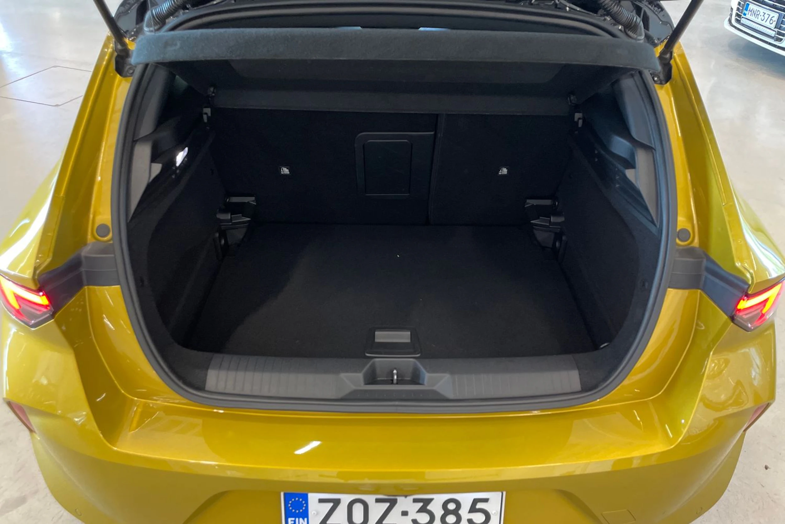 keltainen Opel Astra 2023 kuva 31.
