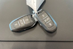 keltainen Opel Astra 2023 kuva 35.