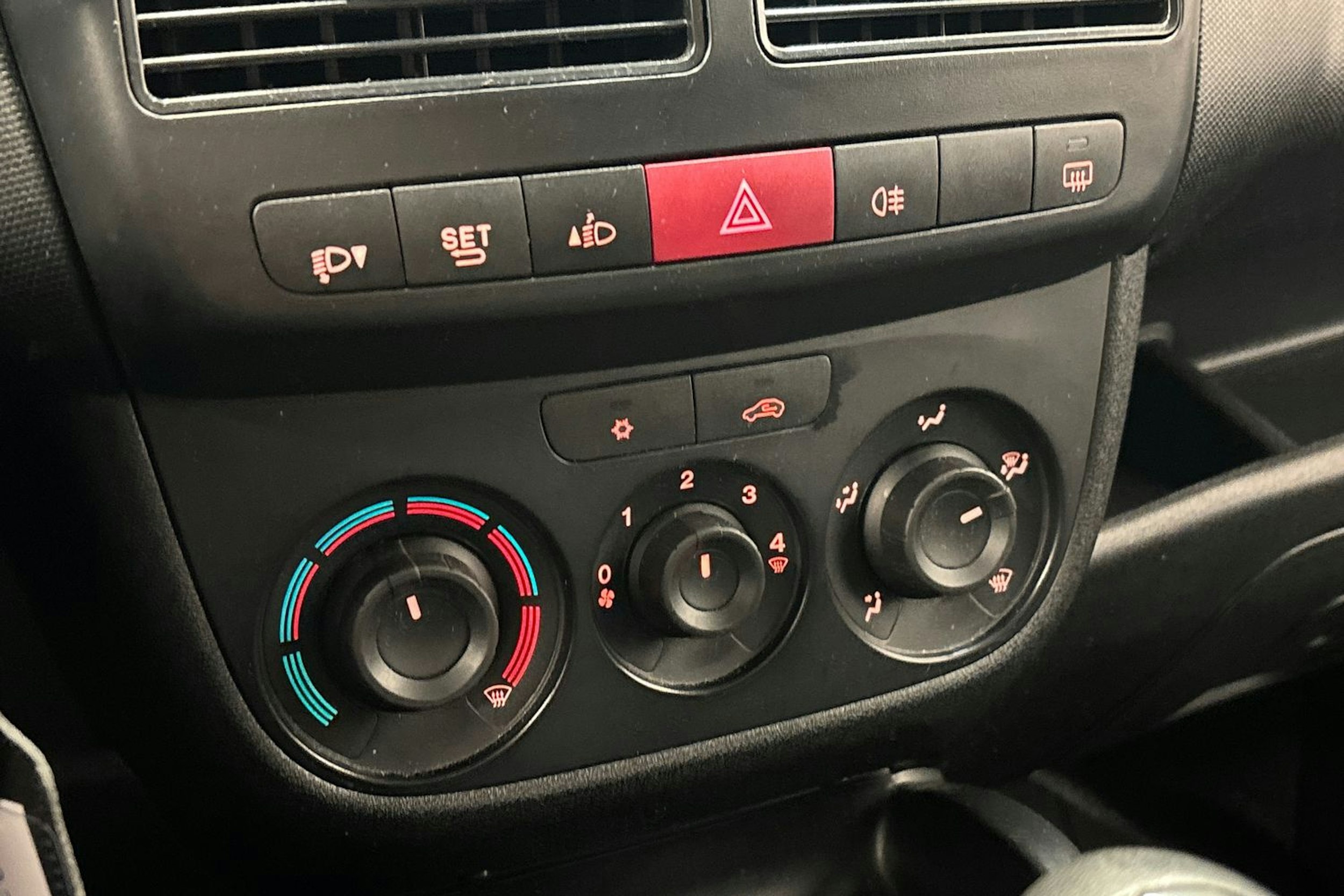 valkoinen Opel Combo 2017 kuva 26.