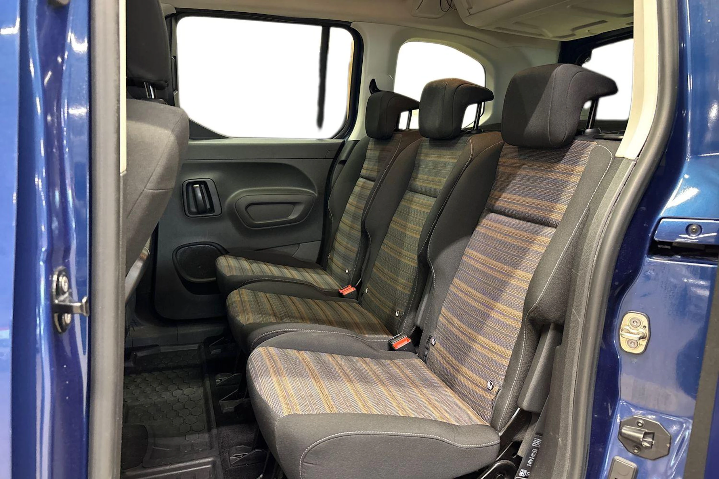 sininen Opel Combo 2018 kuva 11.