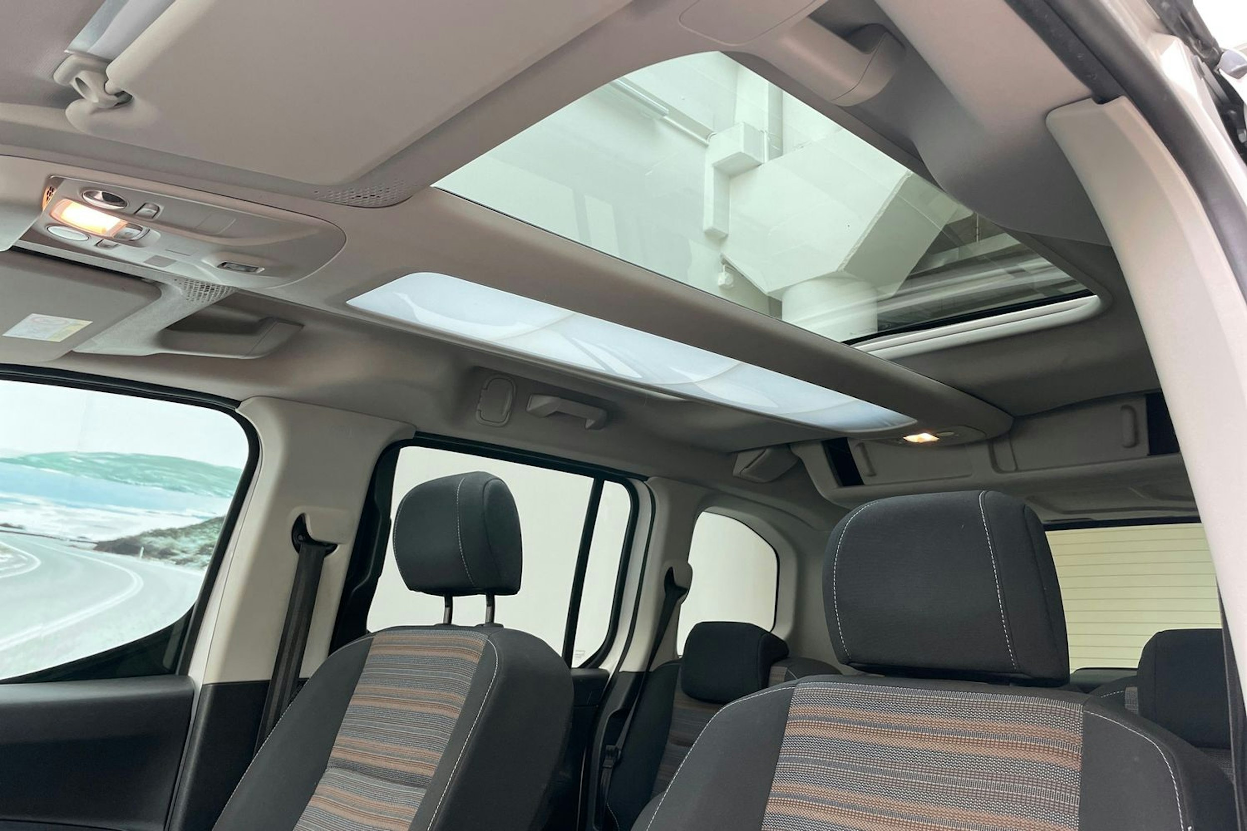 valkoinen Opel Combo 2019 kuva 28.