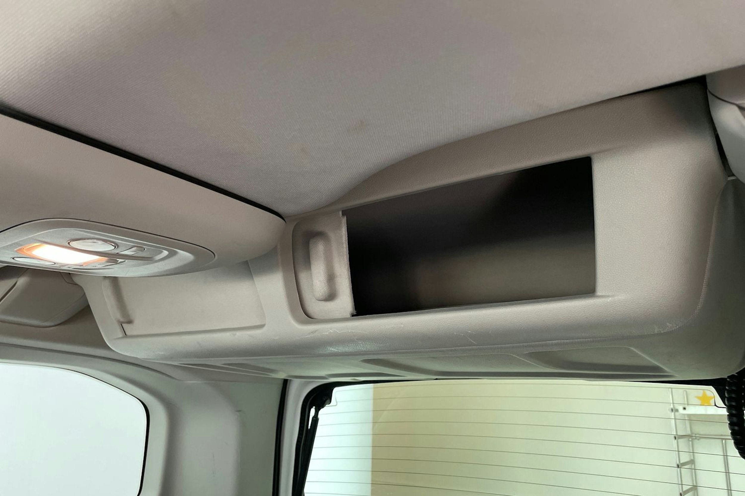 valkoinen Opel Combo 2019 kuva 30.