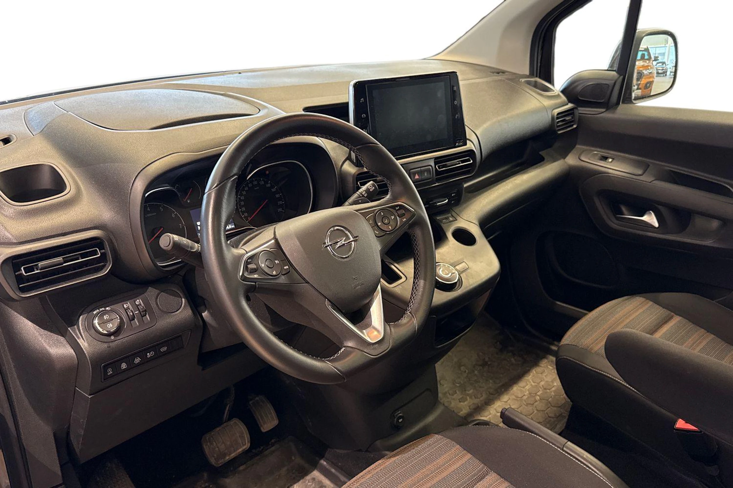 Musta Opel COMBO 2019 kuva 3.