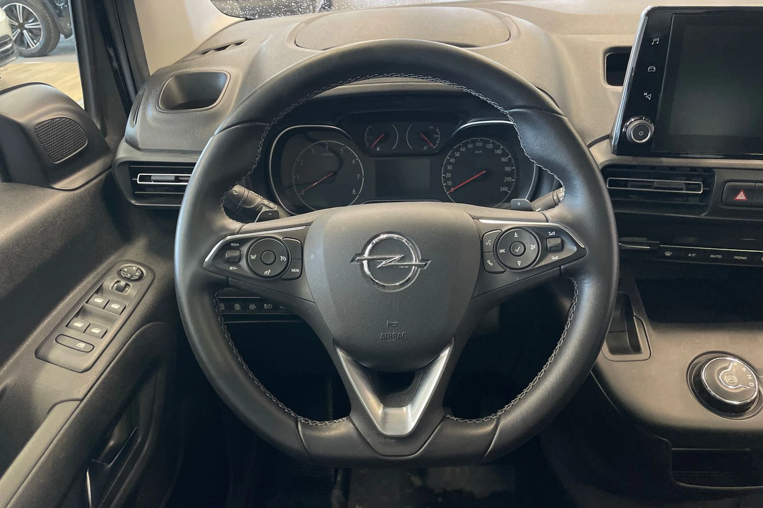 Musta Opel COMBO 2019 kuva 23.