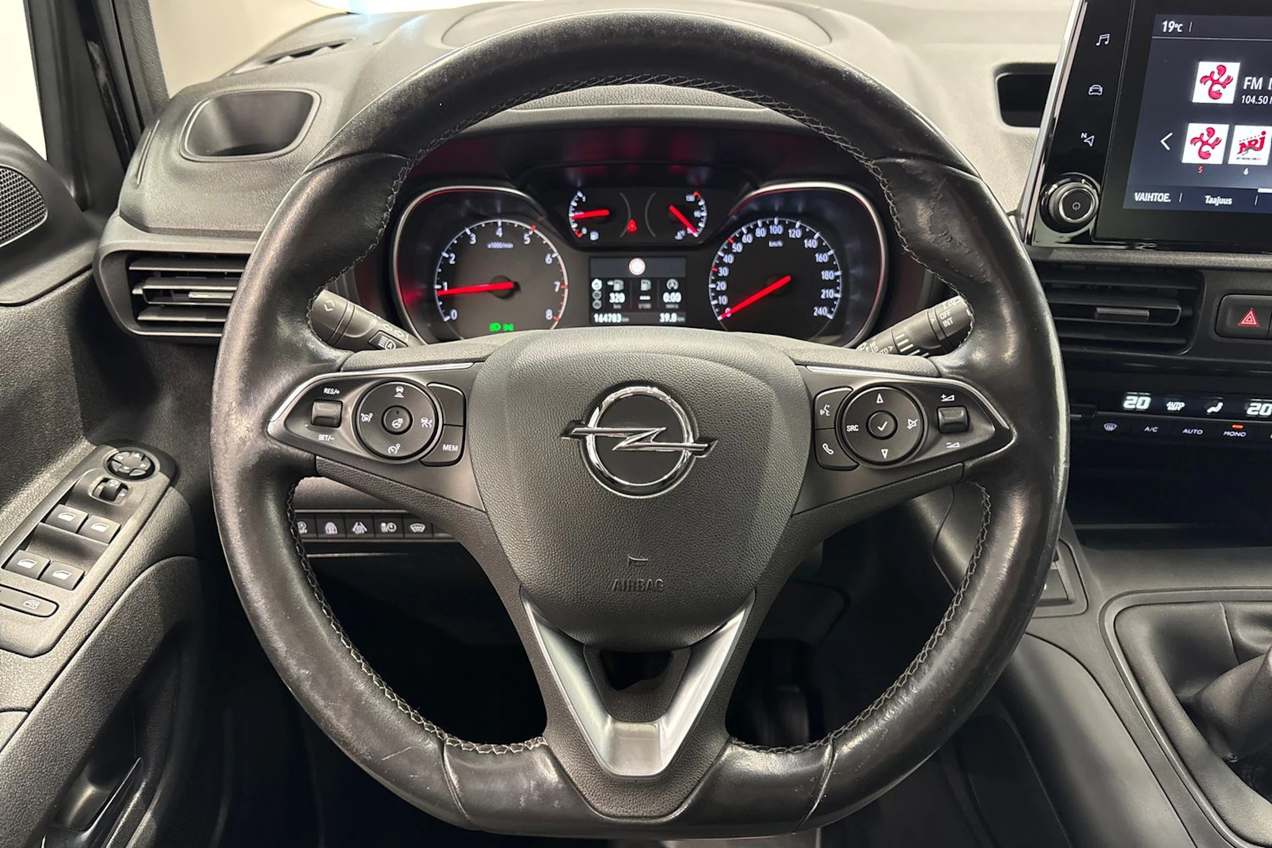 musta Opel Combo 2019 kuva 13.