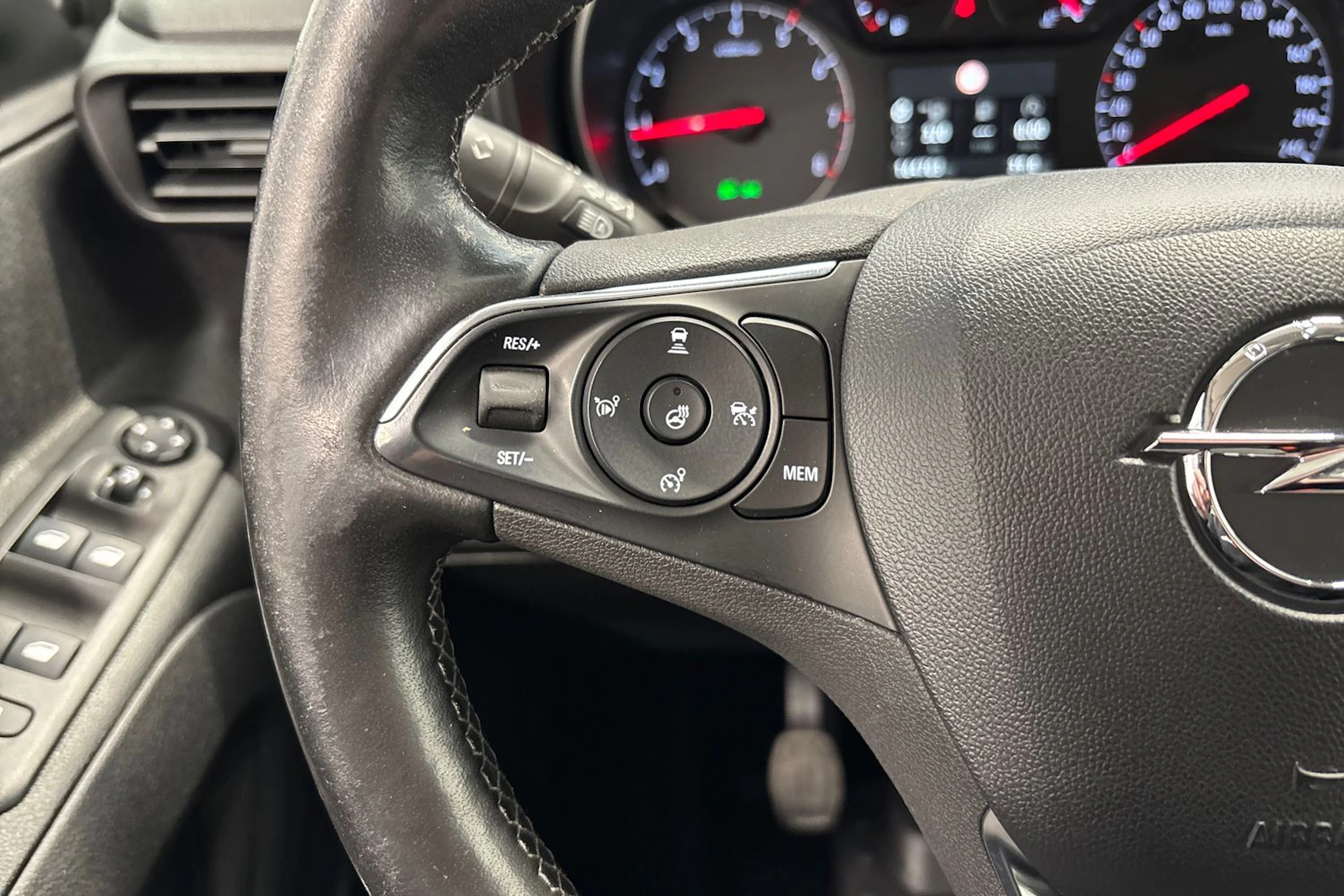 musta Opel Combo 2019 kuva 14.