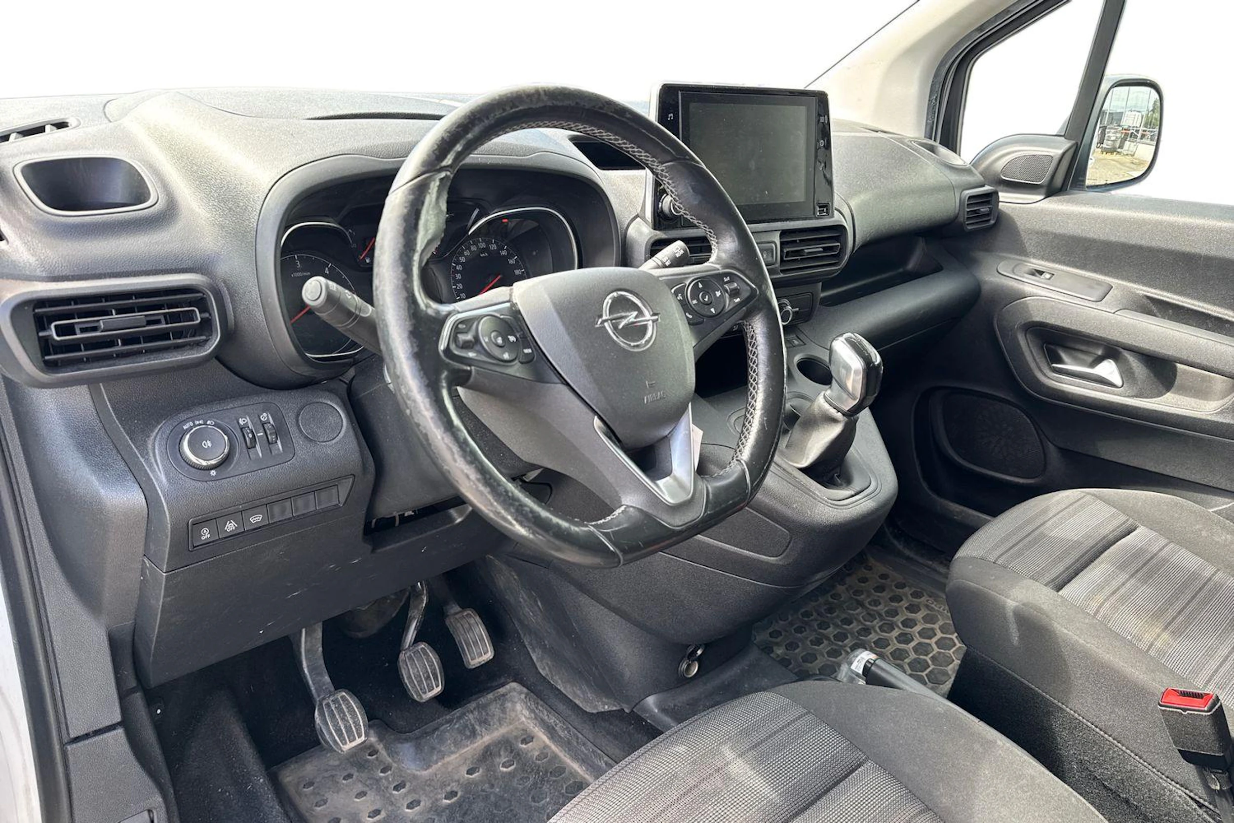 valkoinen Opel Combo 2019 kuva 3.