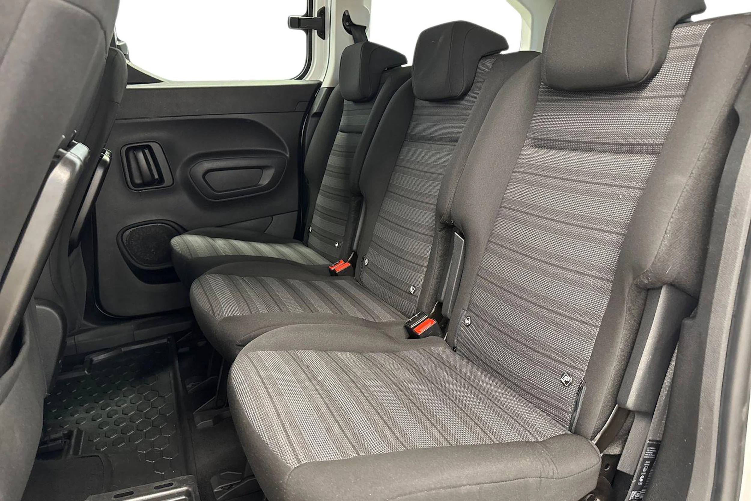 valkoinen Opel Combo 2019 kuva 11.