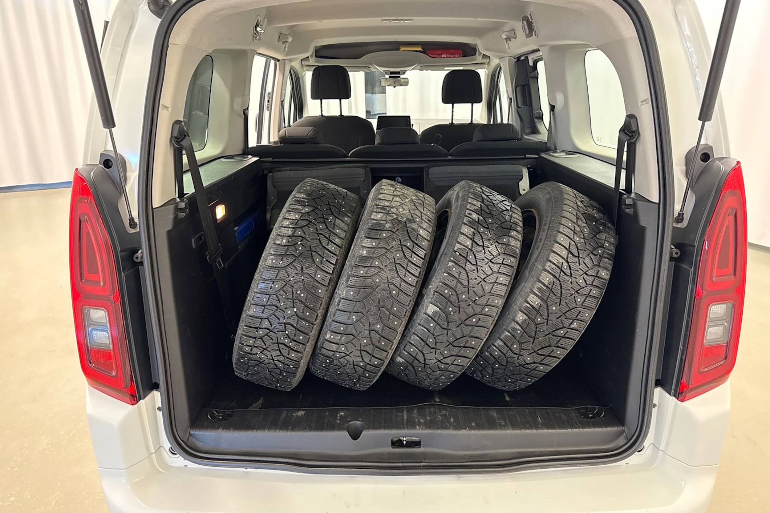 valkoinen Opel Combo 2019 kuva 13.