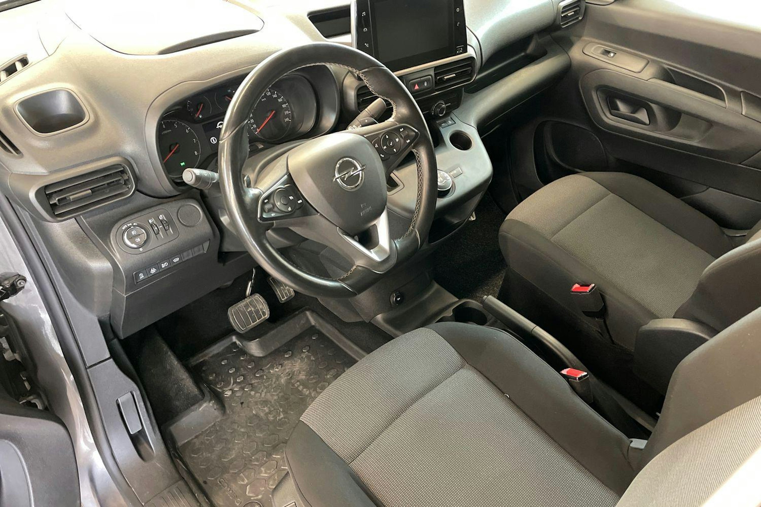 Harmaa Opel COMBO 2019 kuva 8.
