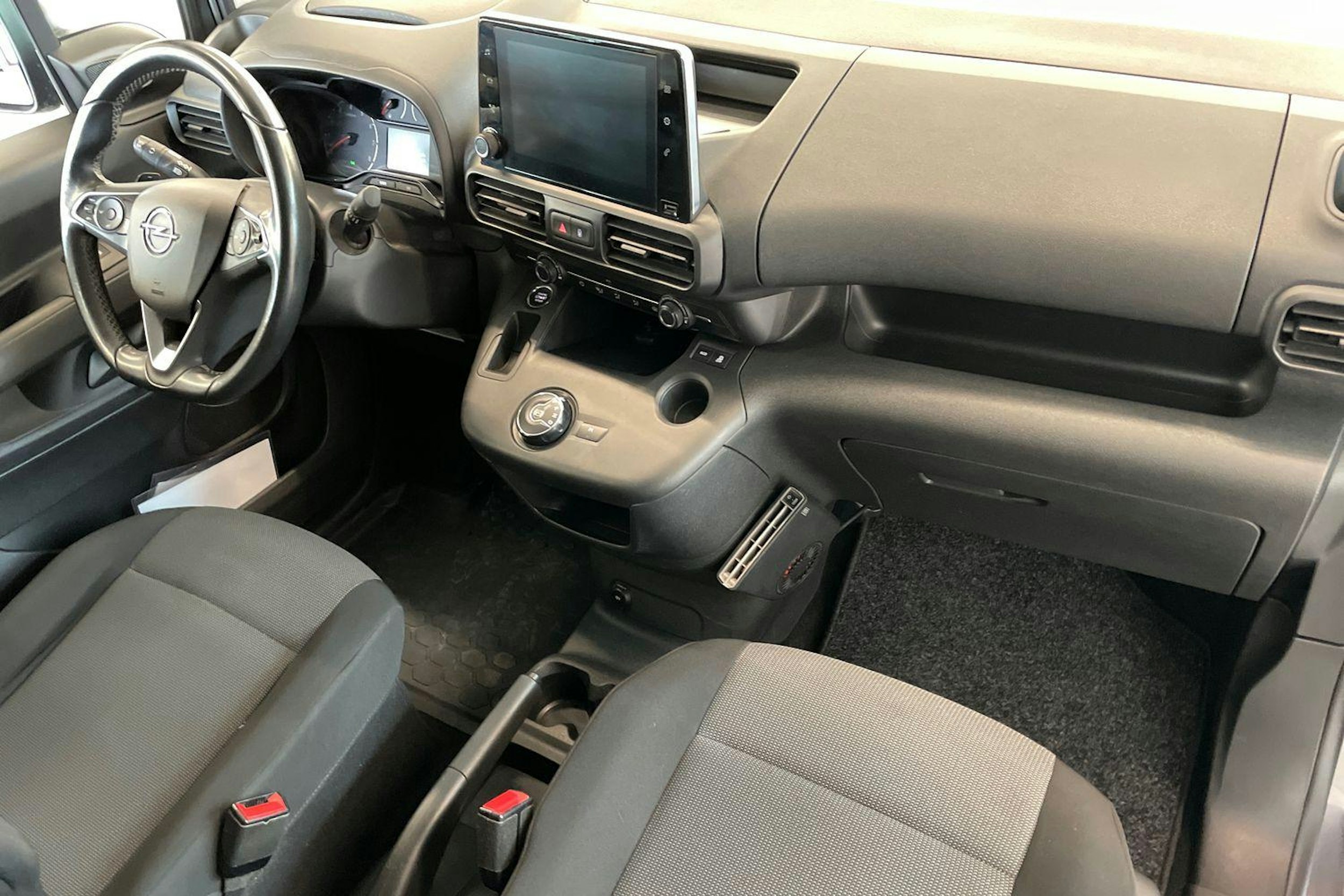 Harmaa Opel COMBO 2019 kuva 9.