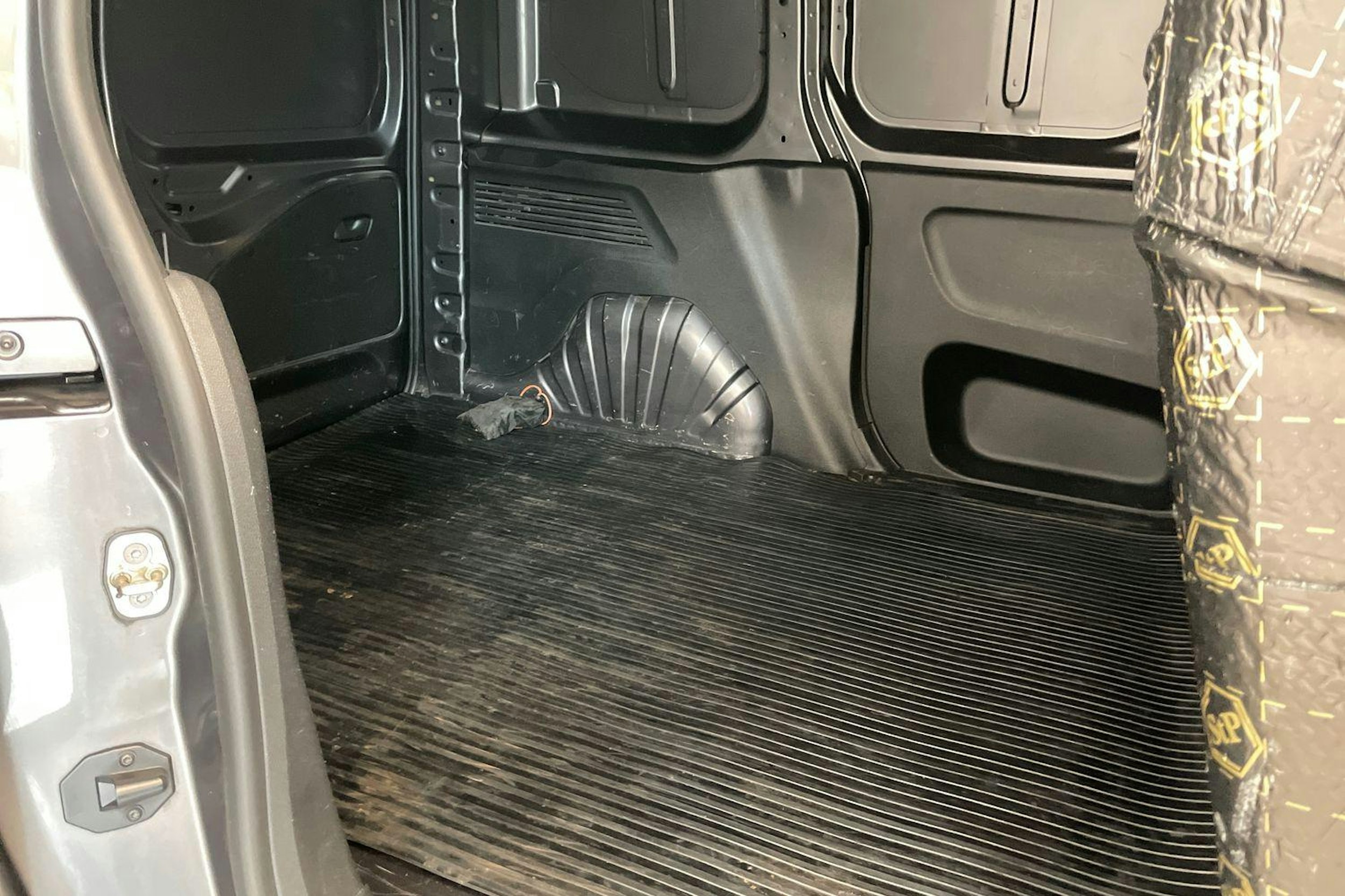 Harmaa Opel COMBO 2019 kuva 11.