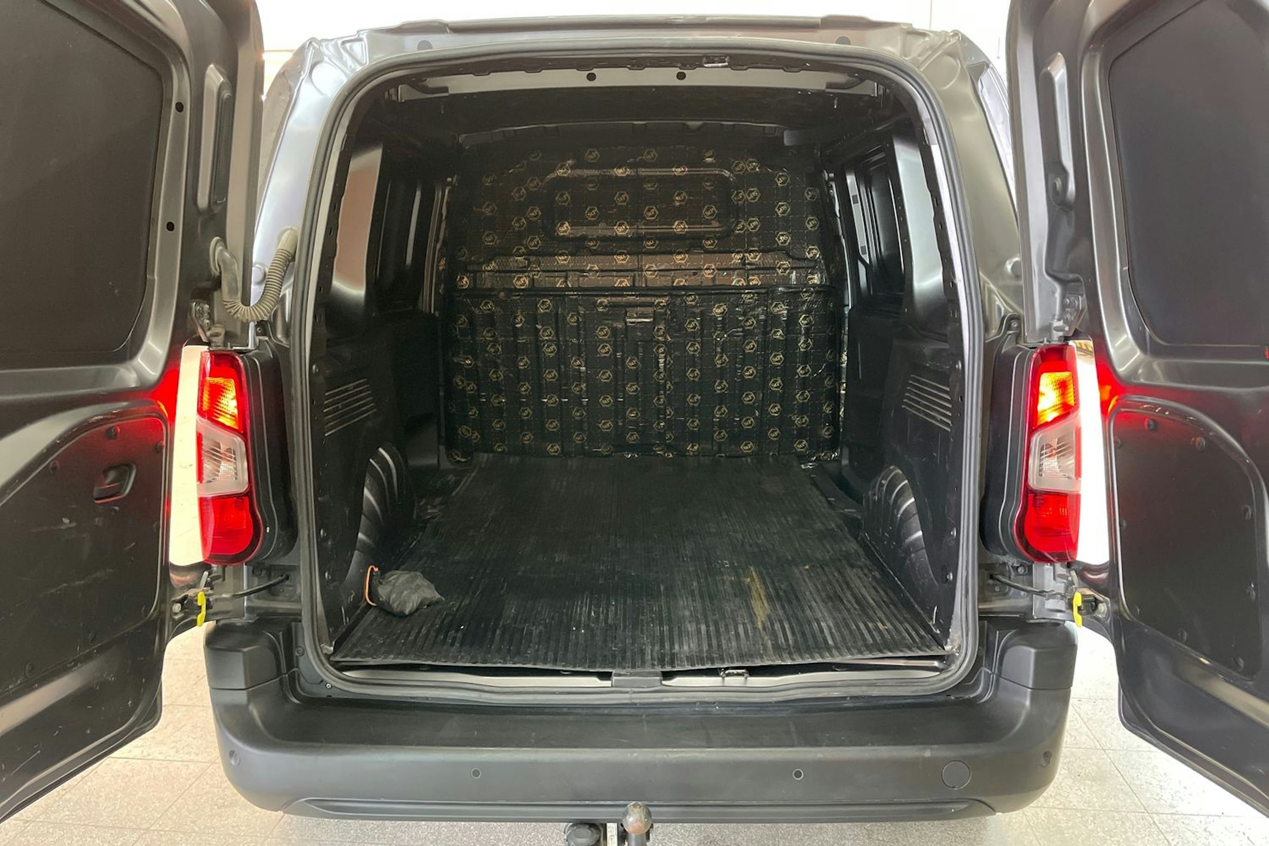 Harmaa Opel COMBO 2019 kuva 15.