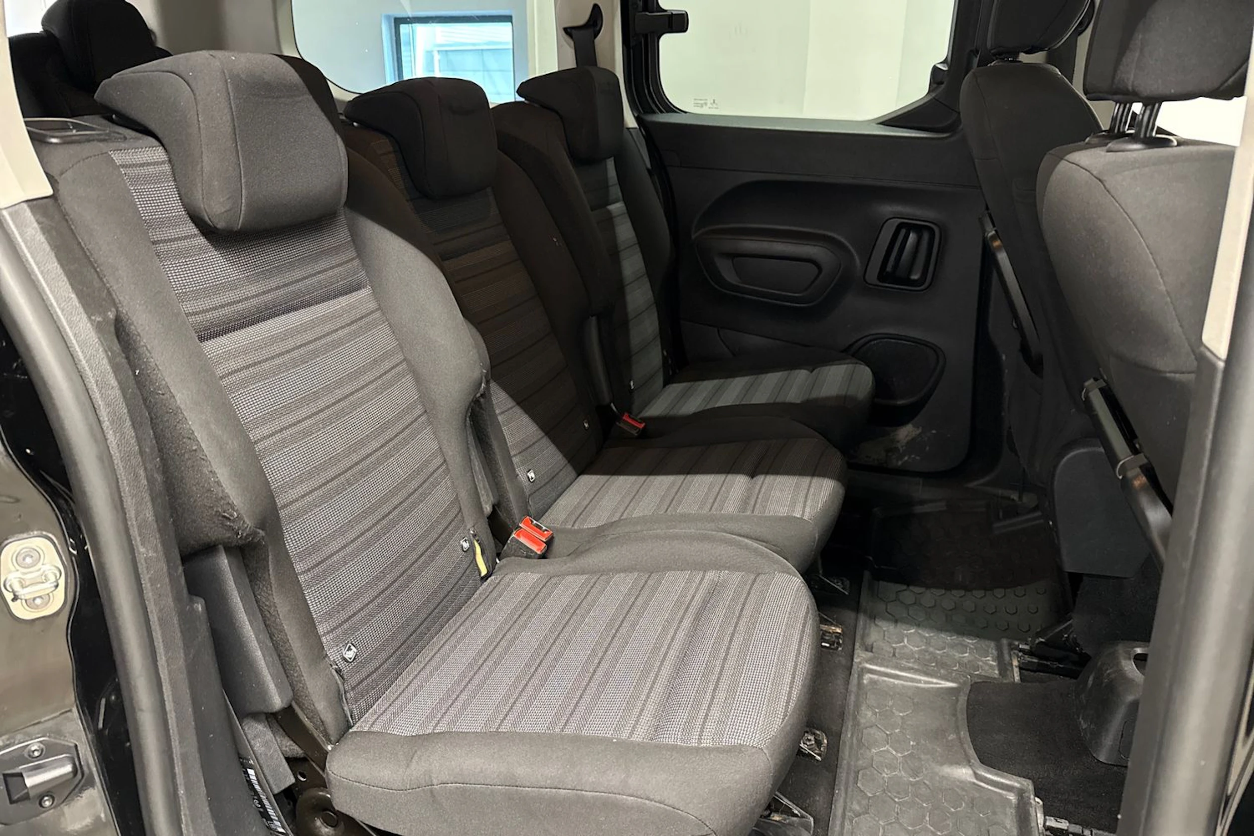 musta Opel Combo 2019 kuva 13.