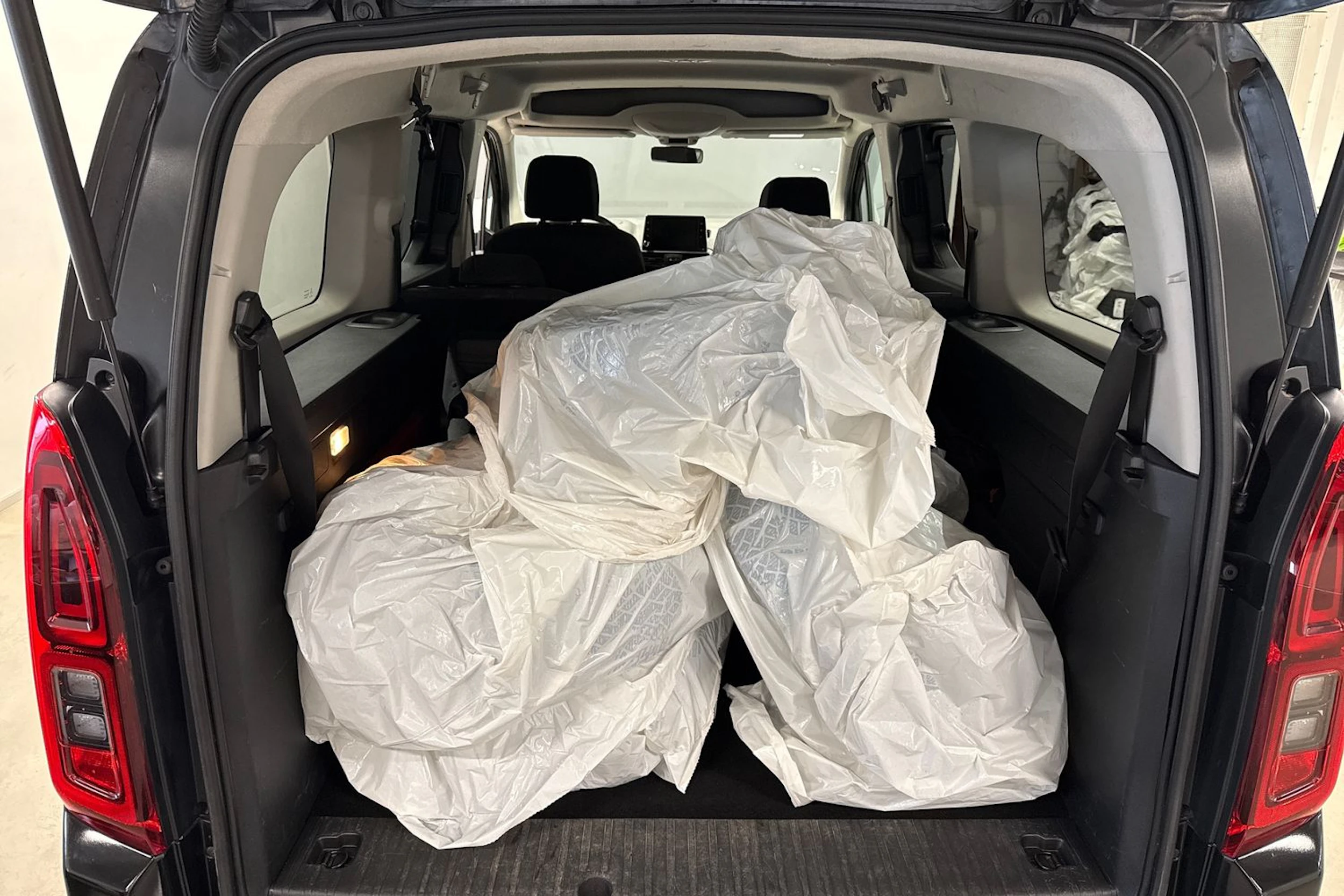 musta Opel Combo 2019 kuva 17.