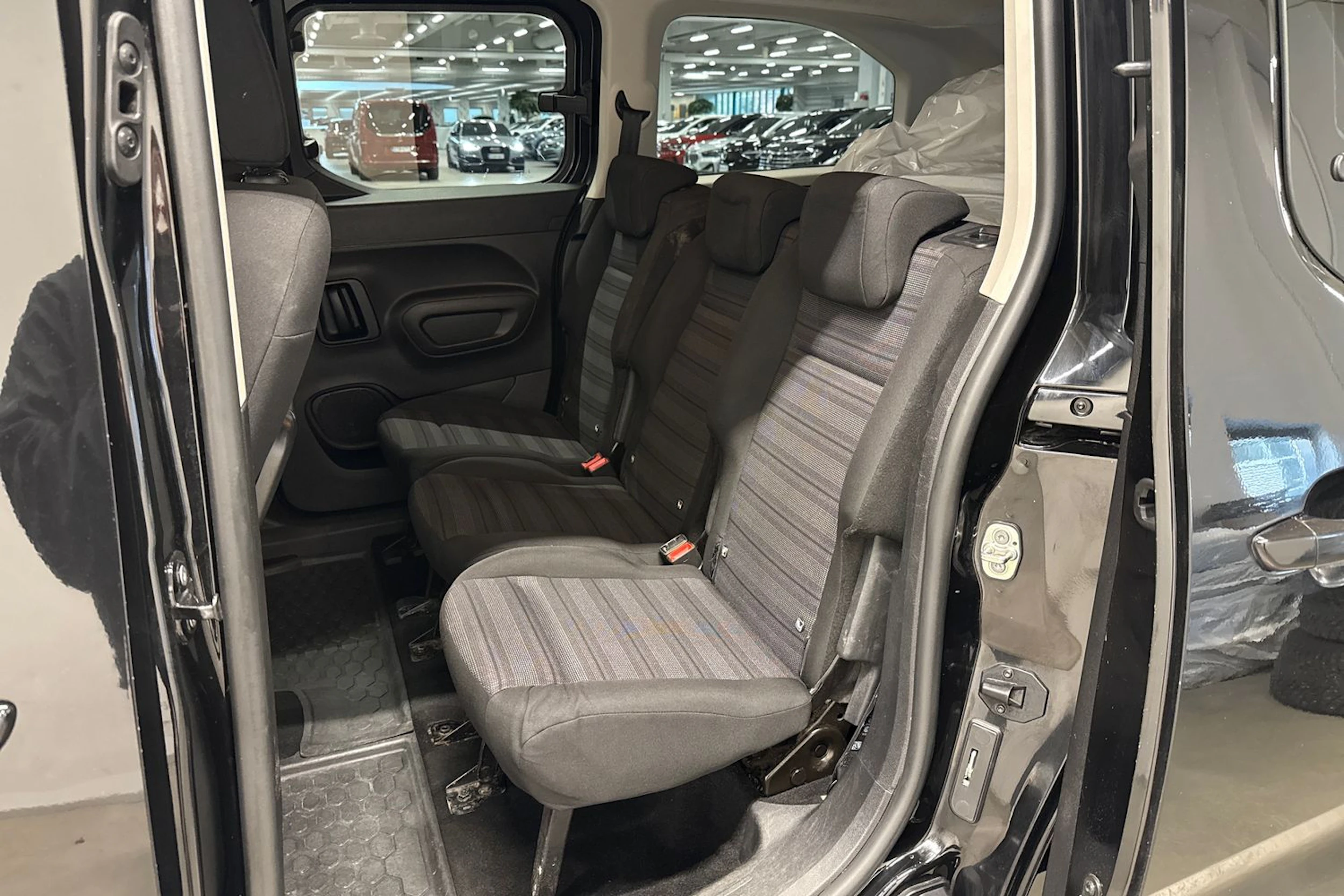 musta Opel Combo 2019 kuva 18.