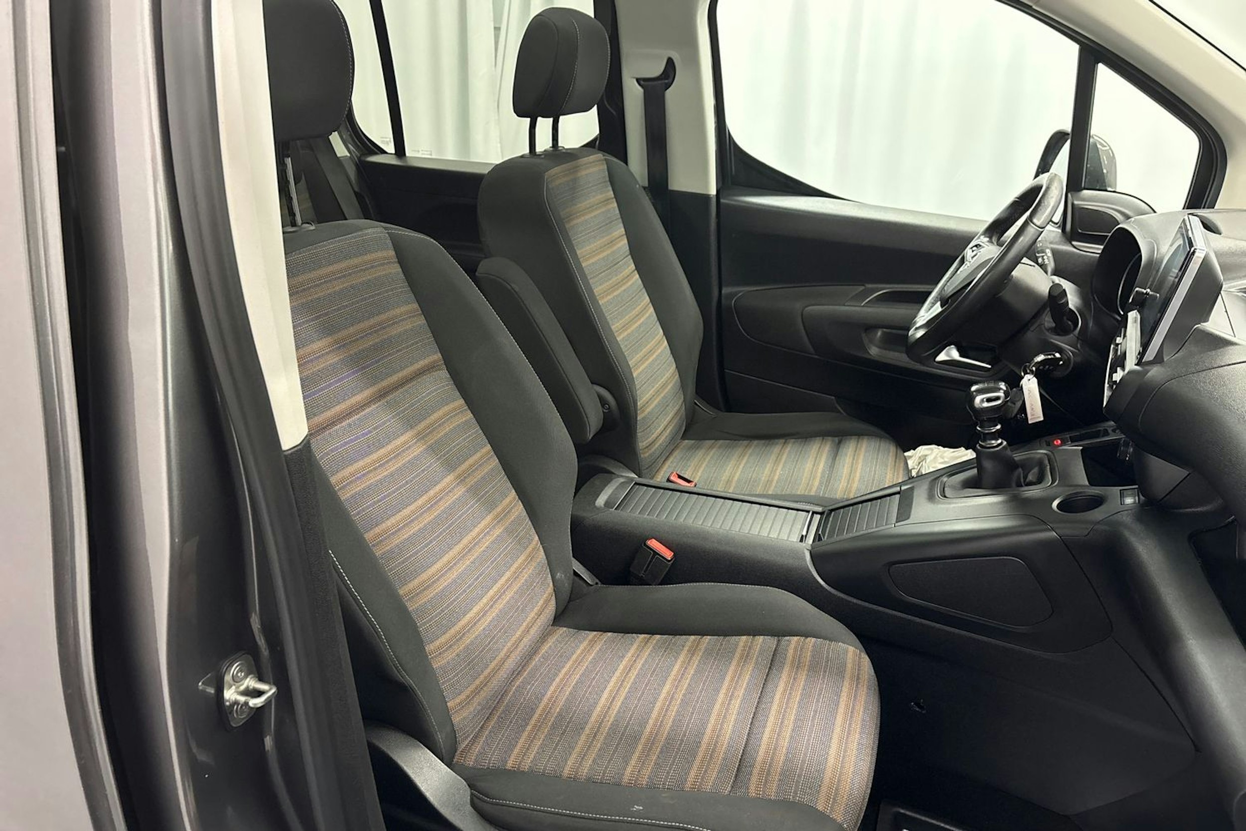 harmaa Opel Combo 2019 kuva 14.