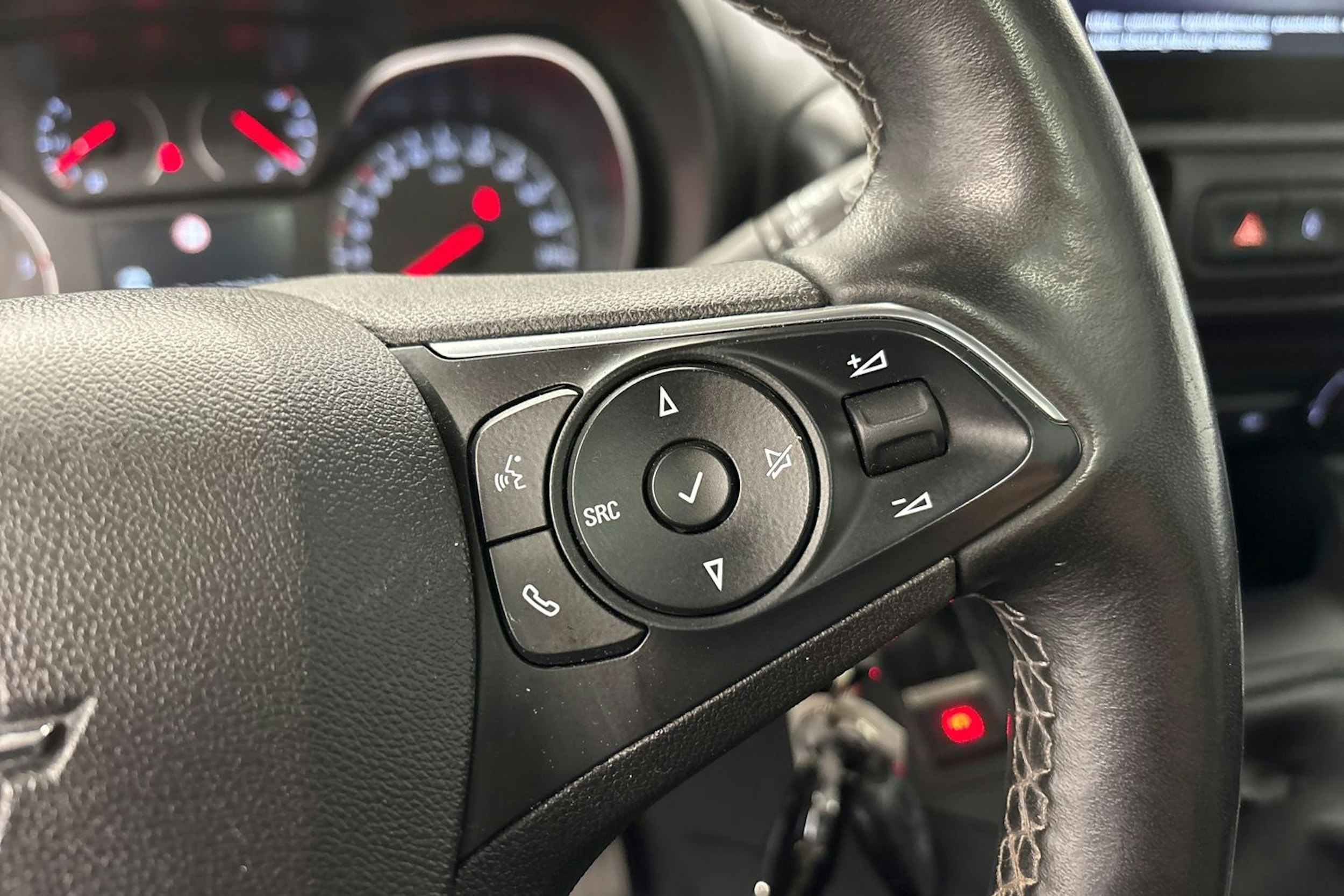 harmaa Opel Combo 2019 kuva 19.
