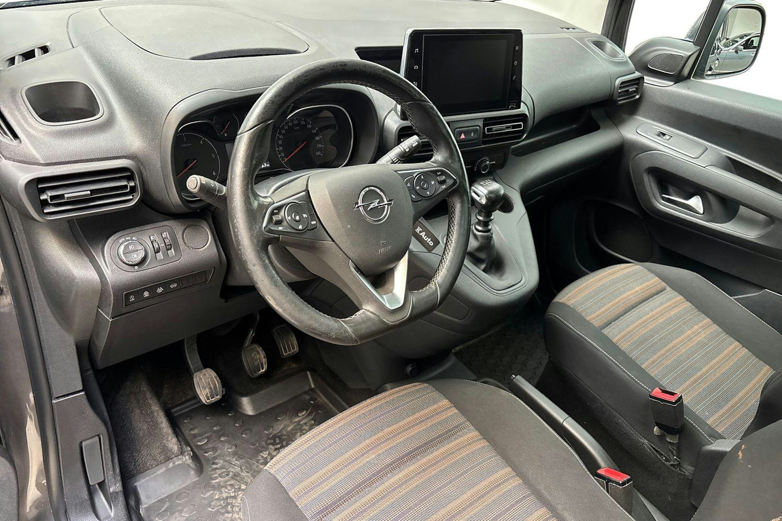 harmaa Opel Combo 2019 kuva 7.