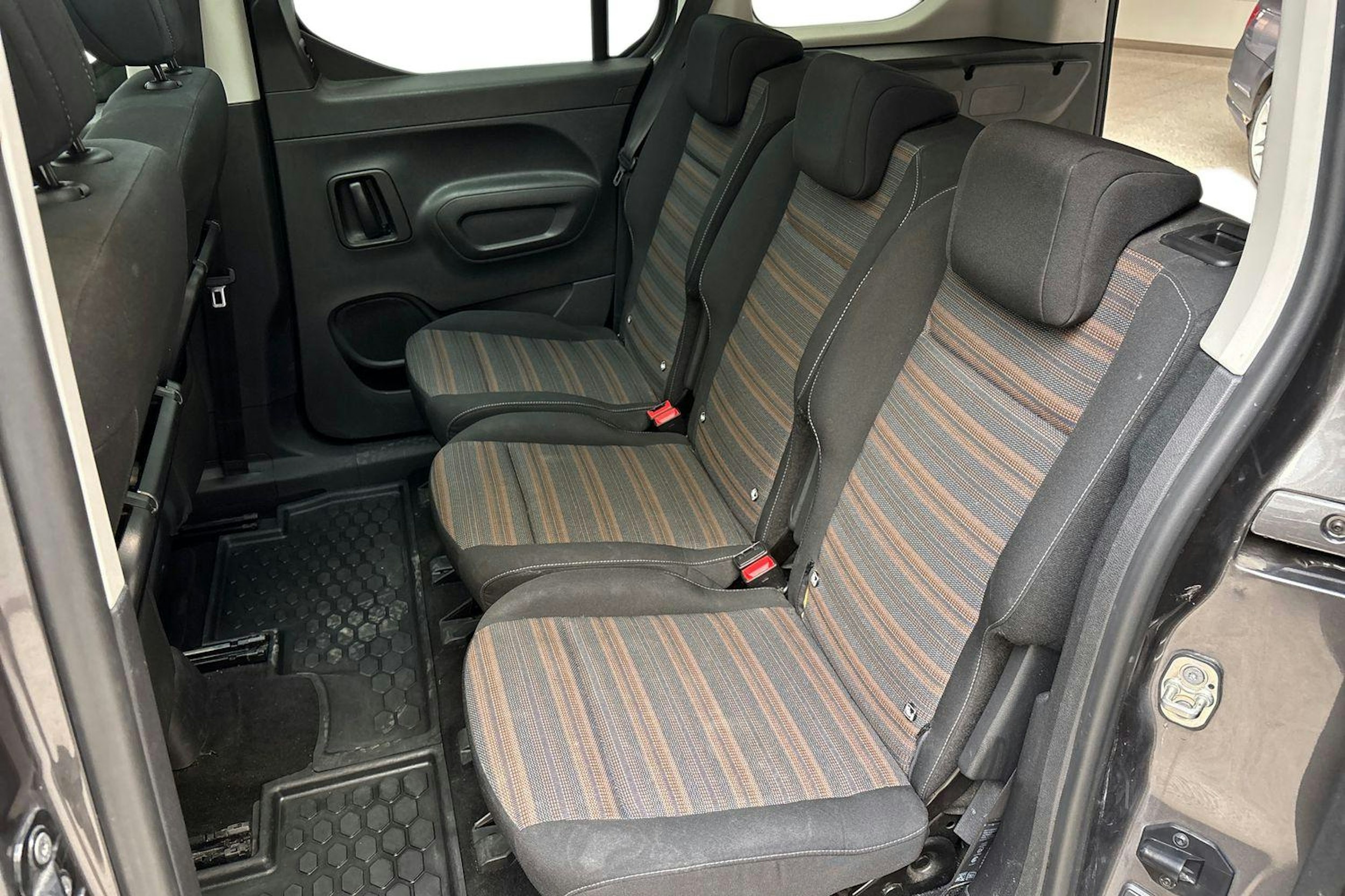 harmaa Opel Combo 2019 kuva 10.