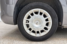 harmaa Opel Combo 2019 kuva 11.