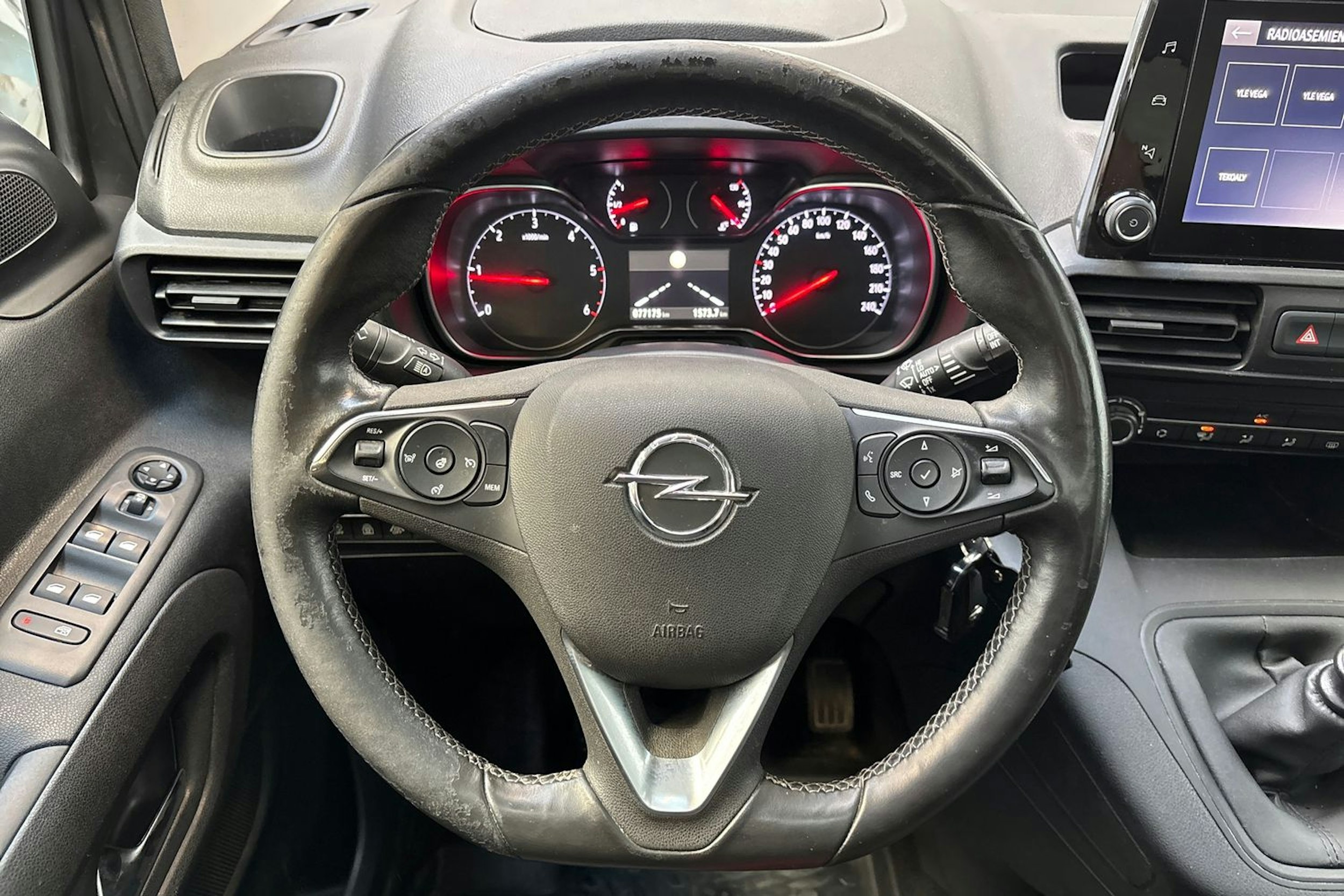 harmaa Opel Combo 2019 kuva 22.